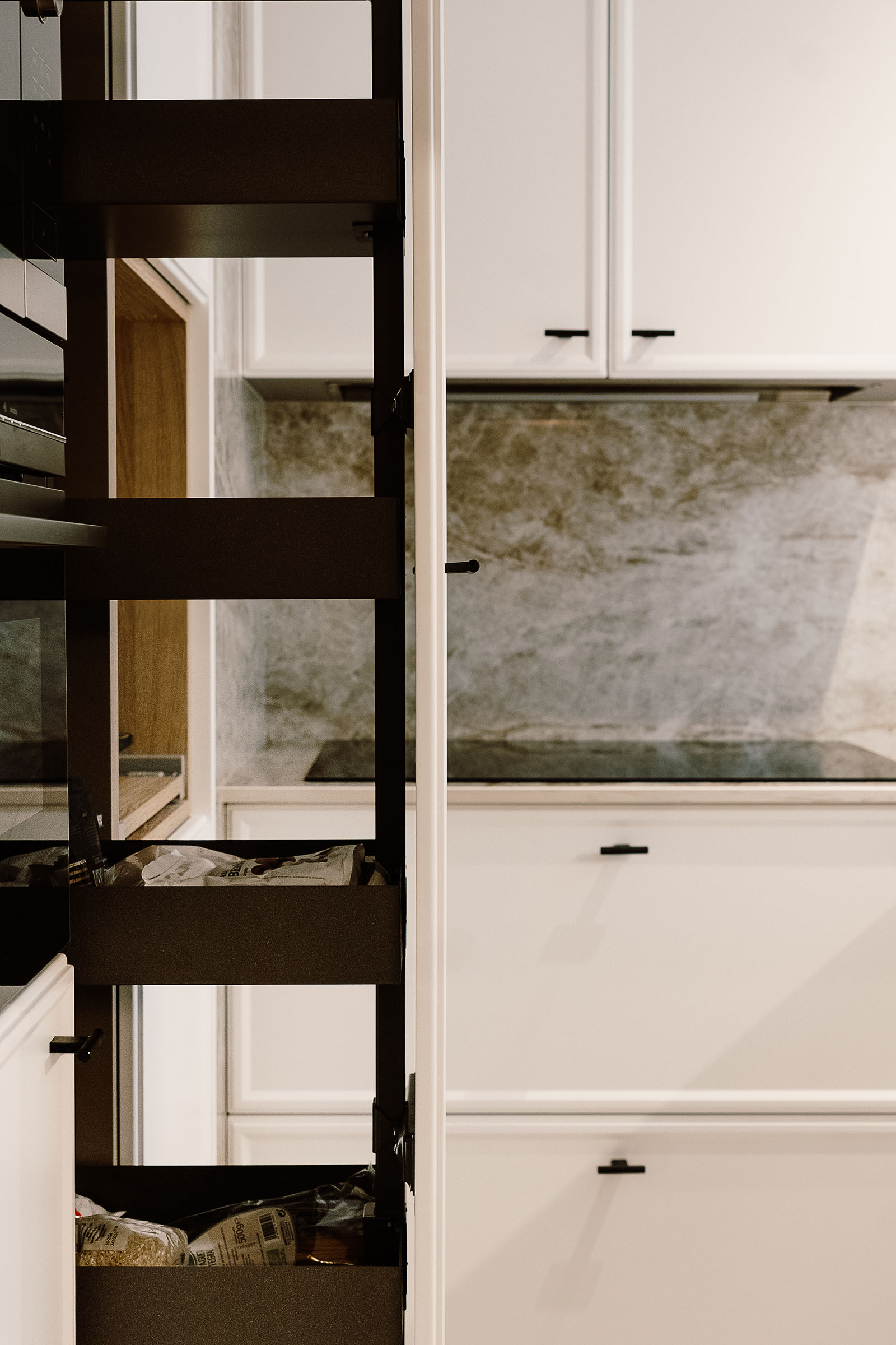 Arquitecto - arquitectura bioclimatica - estudio de arquitectura - reforma integral - Guipuzcoa - almacenaje a medida en cocina blanca