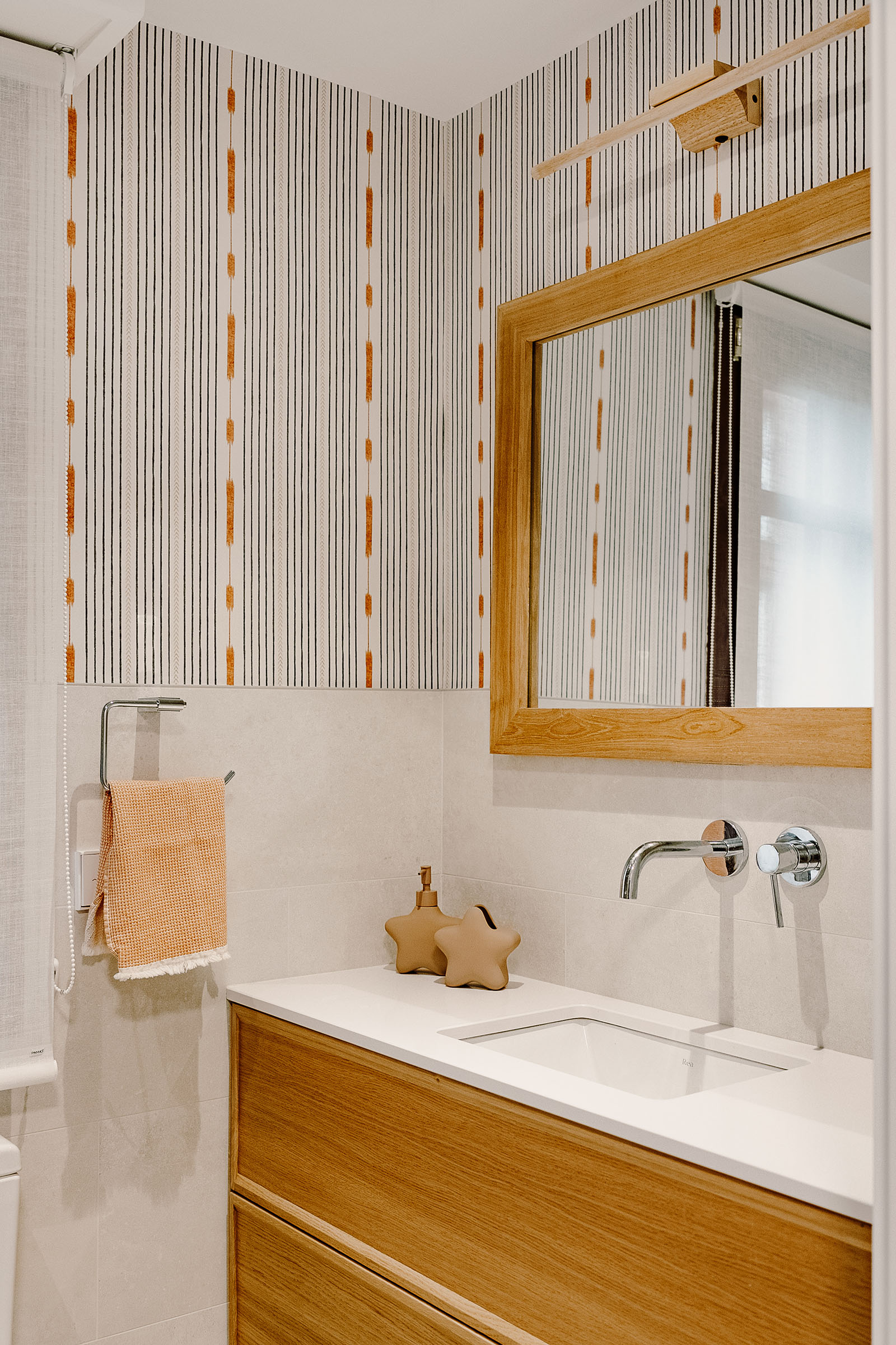 Arquitecto - arquitectura bioclimática - estudio de arquitectura - reforma integral - Guipúzcoa - detalle de baño con papel decorativo y elementos de madera