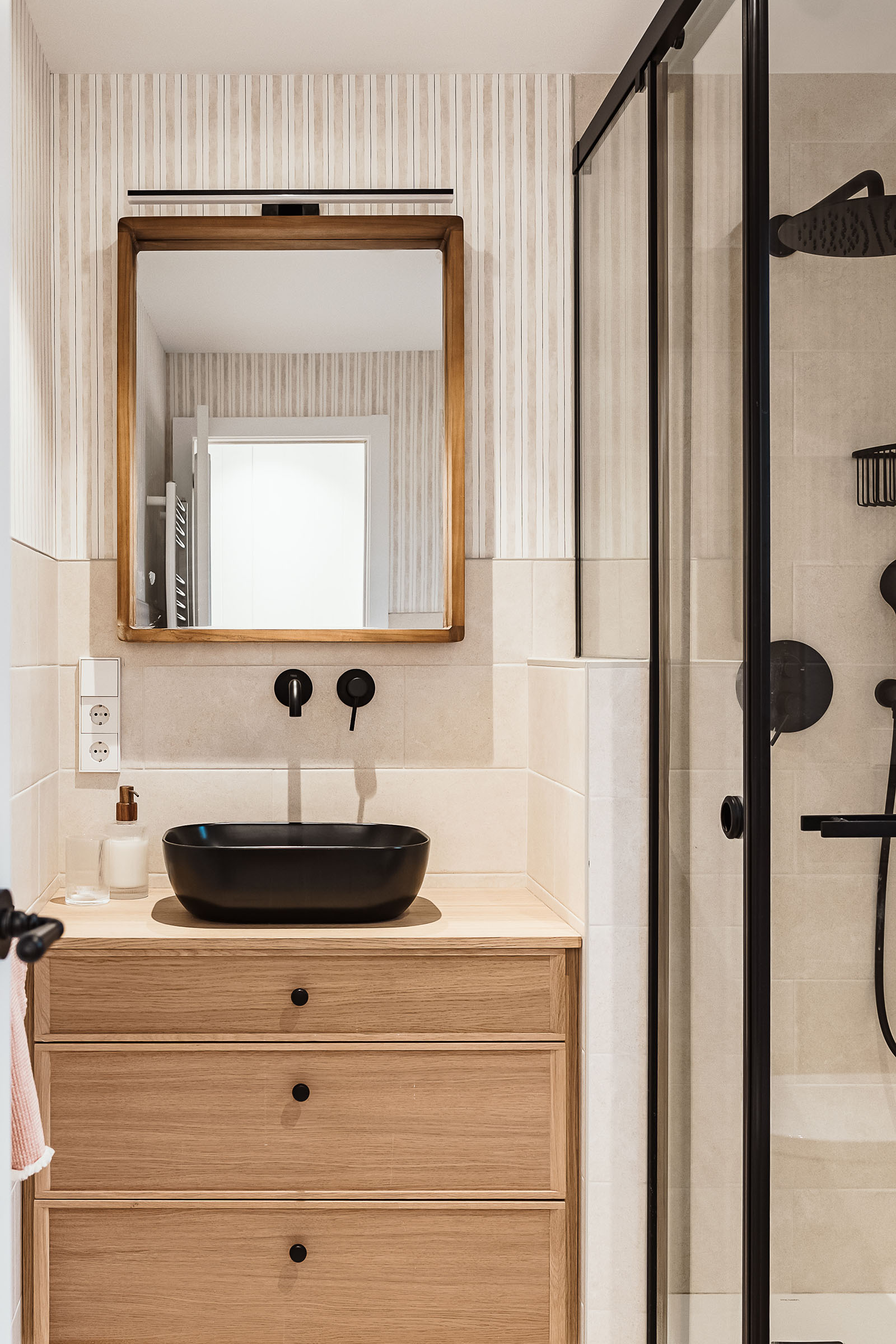 Arquitecto - arquitectura bioclimática - estudio de arquitectura - reforma integral - Guipúzcoa - baño principal grifería negra y papel decorativo