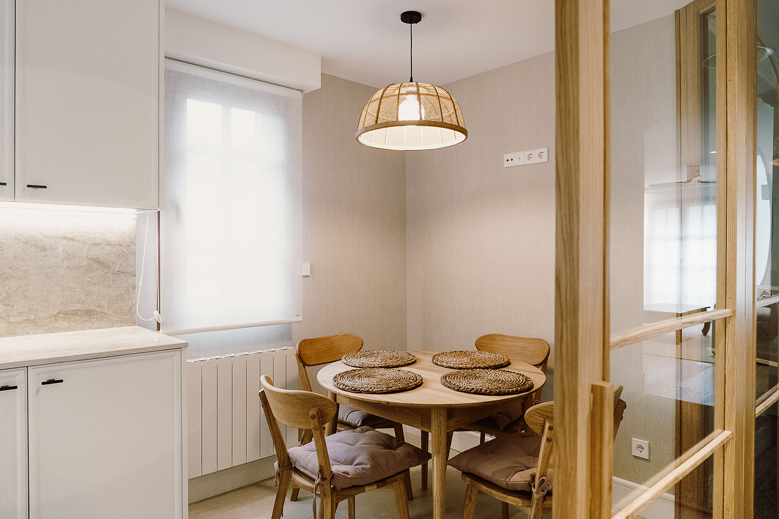 Arquitecto - arquitectura bioclimatica - estudio de arquitectura - reforma integral - Guipuzcoa - zona de comedor con mesa redonda en cocina