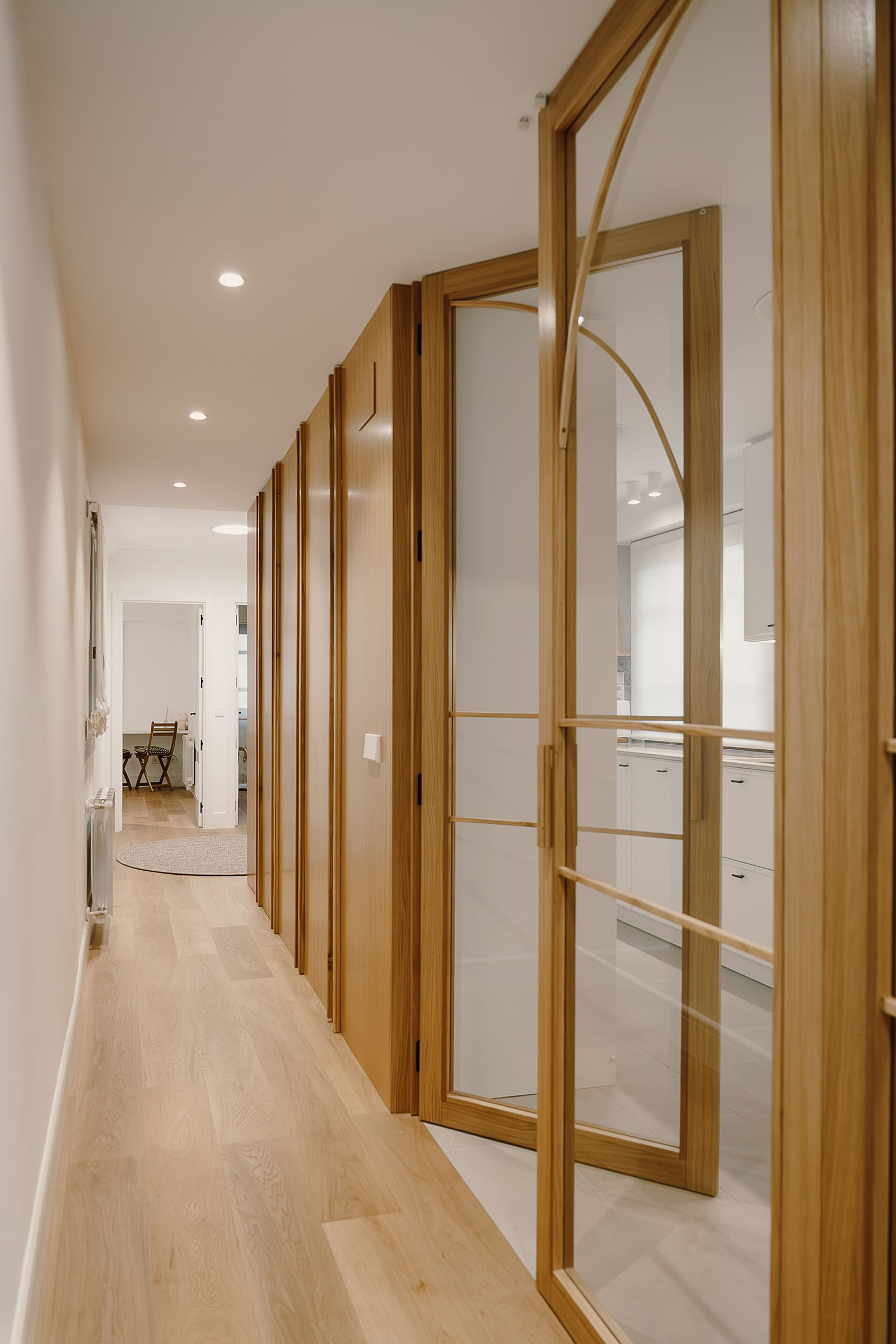 Arquitecto - arquitectura bioclimatica - estudio de arquitectura - reforma integral - Guipuzcoa - cristalera de madera con almacenaje en el distribuidor