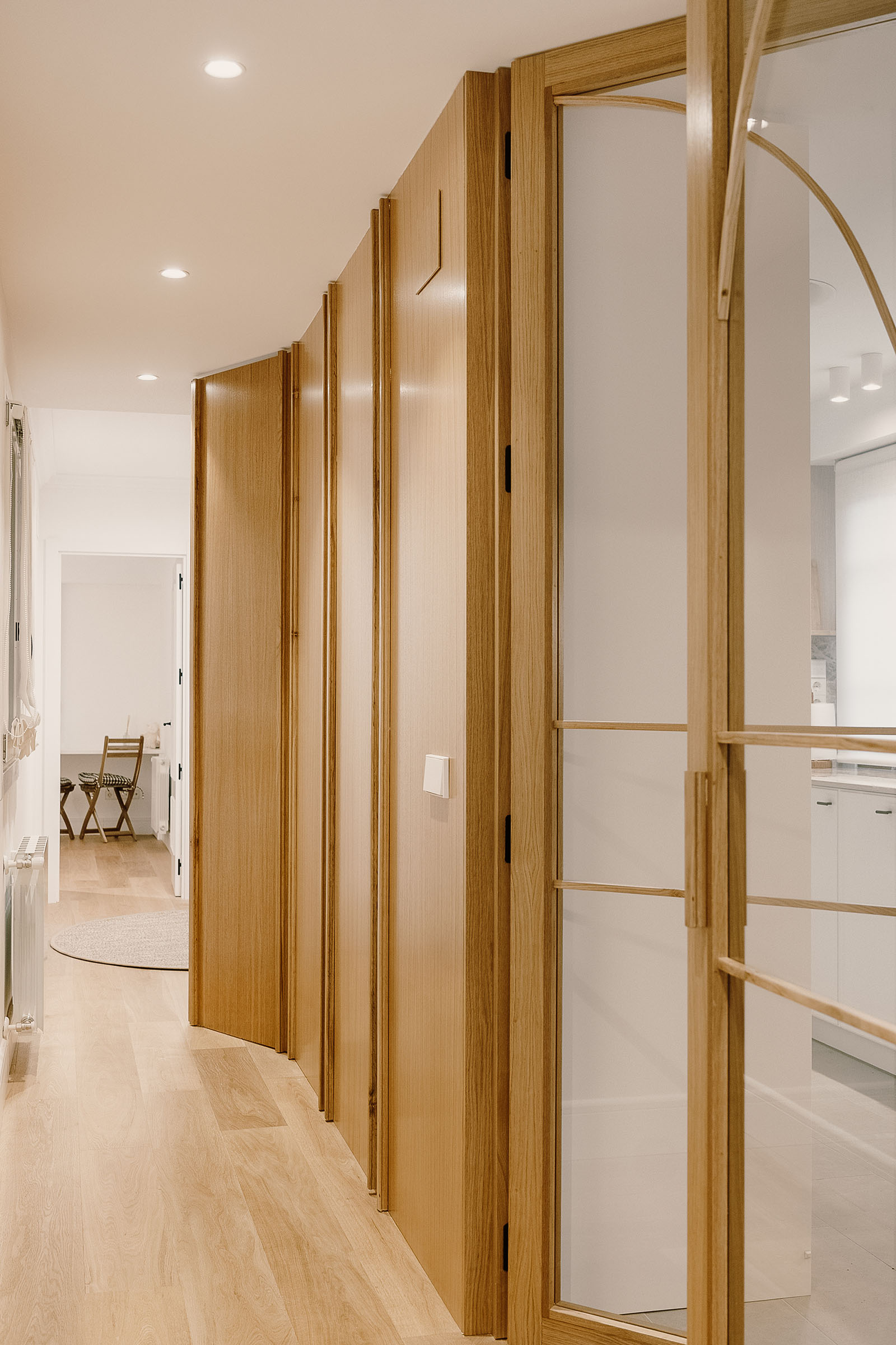 Arquitecto - arquitectura bioclimatica - estudio de arquitectura - reforma integral - Guipuzcoa - cristalera de madera con almacenaje integrado en el mueble de madera