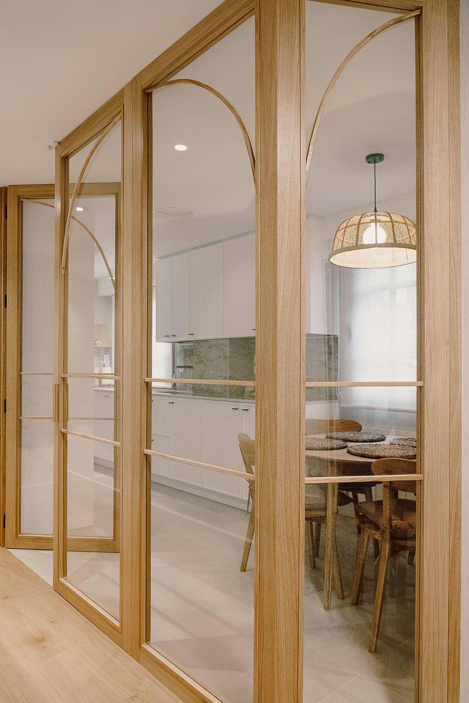 Arquitecto - arquitectura bioclimatica - estudio de arquitectura - reforma integral - Guipuzcoa - cristalera de madera entre cocina y entrada