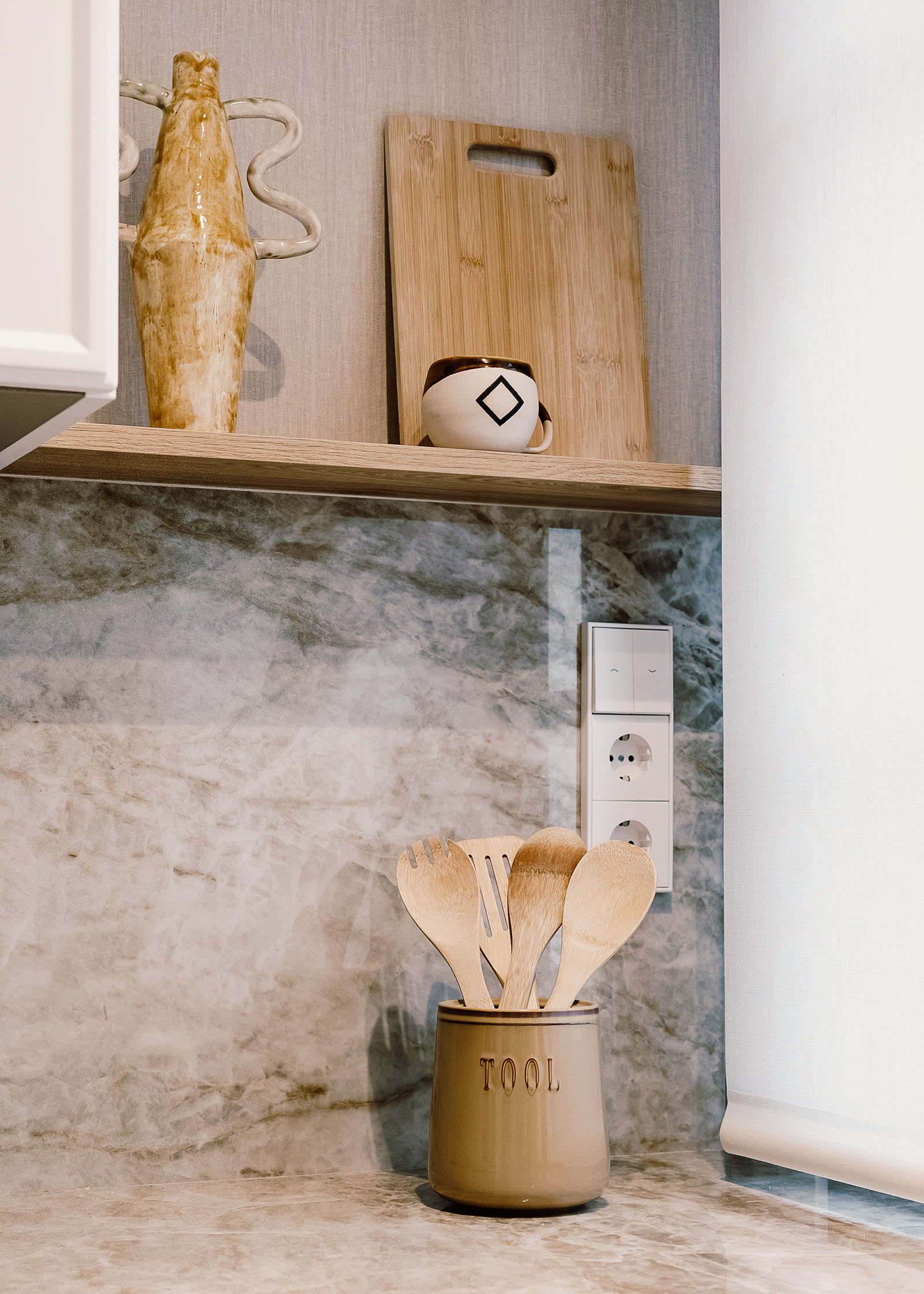 Arquitecto - arquitectura bioclimatica - estudio de arquitectura - reforma integral - Guipuzcoa - detalle de encimera y balda de madera de cocina