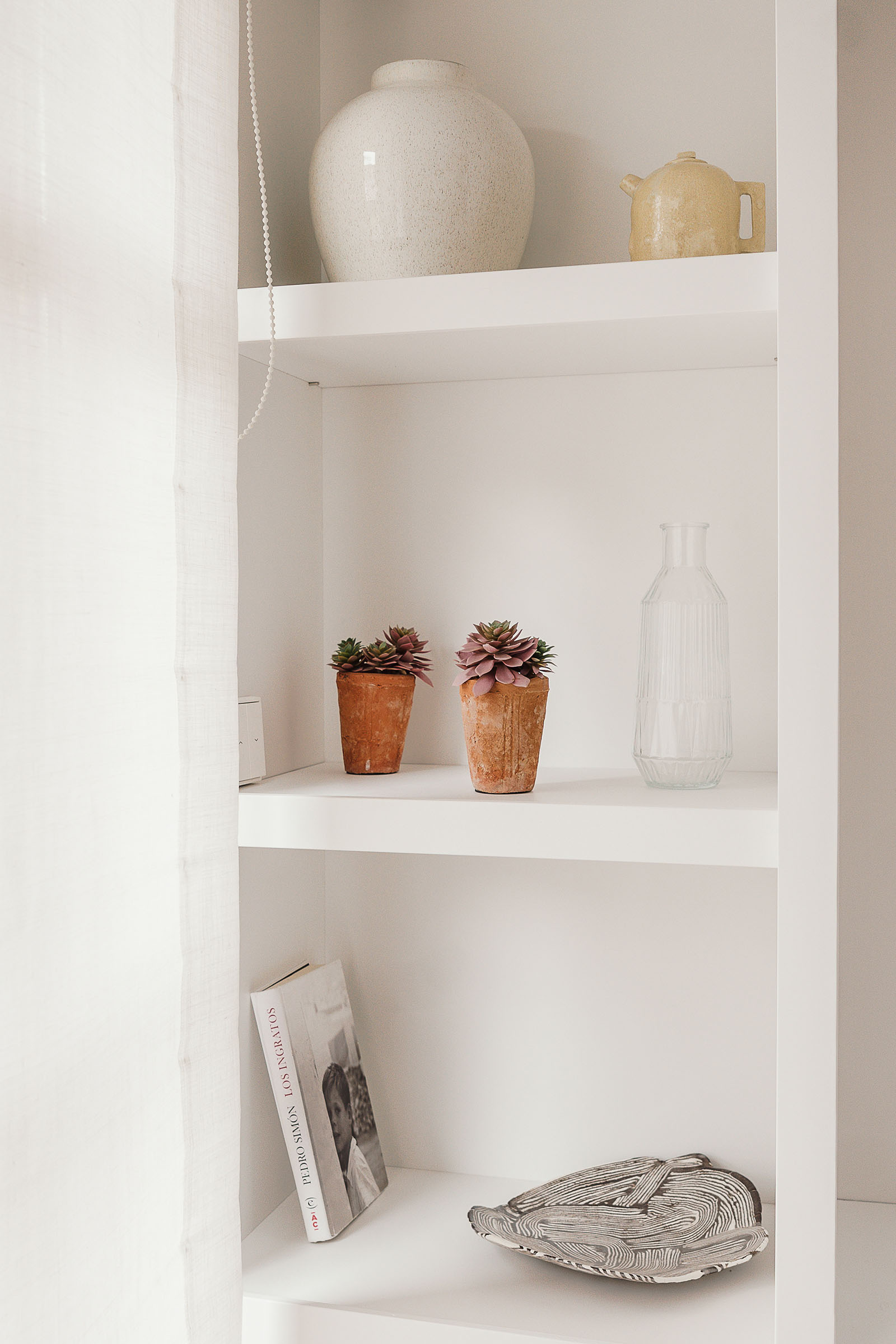 Arquitecto - arquitectura bioclimática - estudio de arquitectura - reforma integral - Guipúzcoa - estanterías blancas en el salón