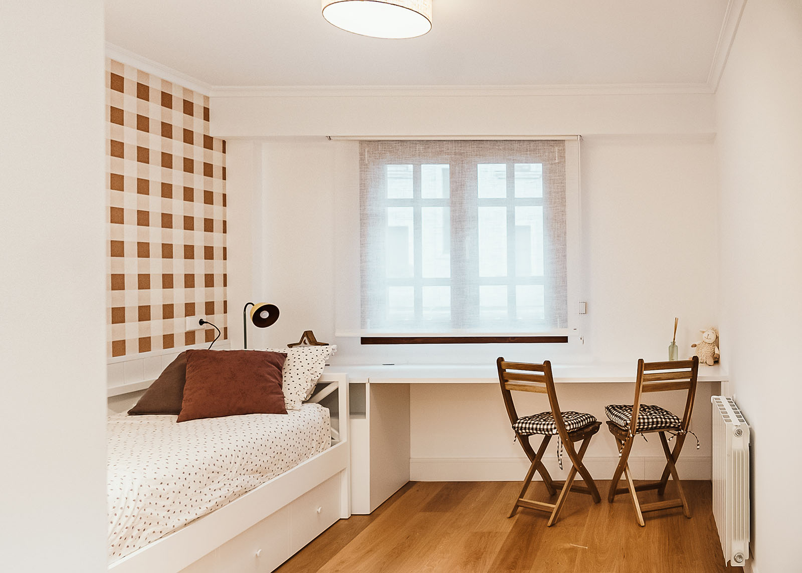 Arquitecto - arquitectura bioclimática - estudio de arquitectura - reforma integral - Guipúzcoa - dormitorio juvenil con papel de cuadros