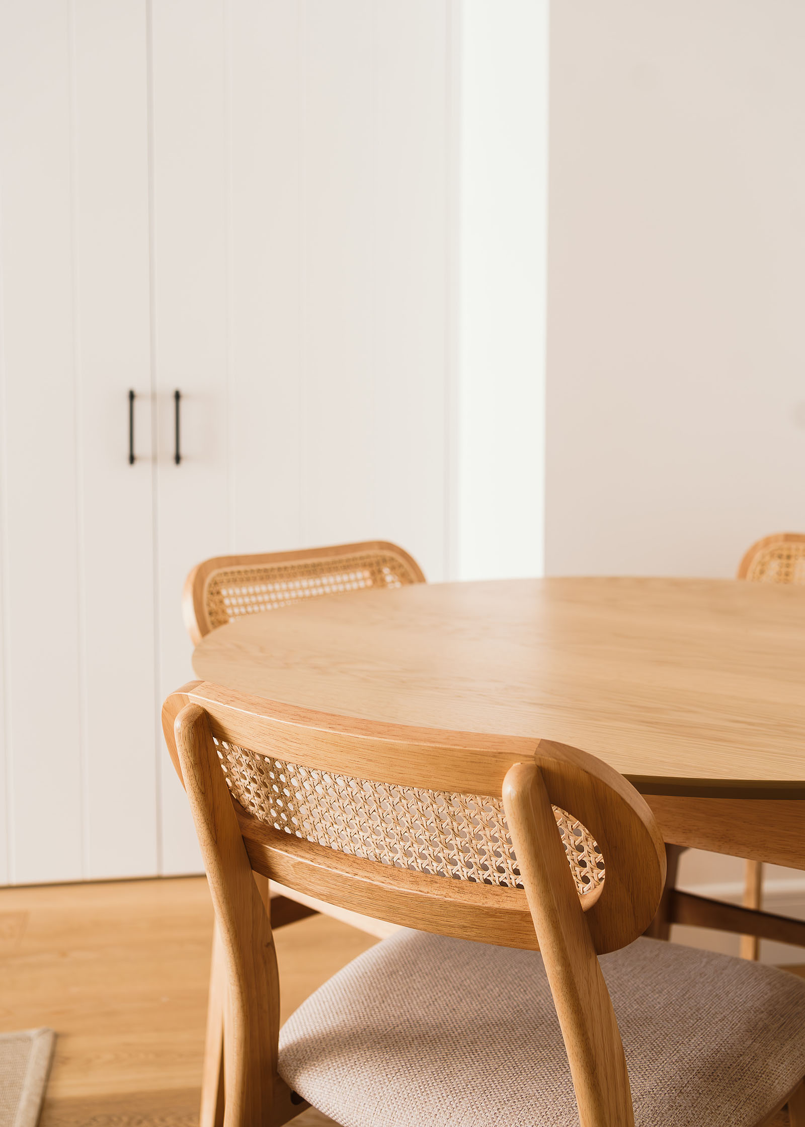 Arquitecto - arquitectura bioclimática - estudio de arquitectura - reforma integral - Guipúzcoa - detalle de mesa redonda de madera en el salón