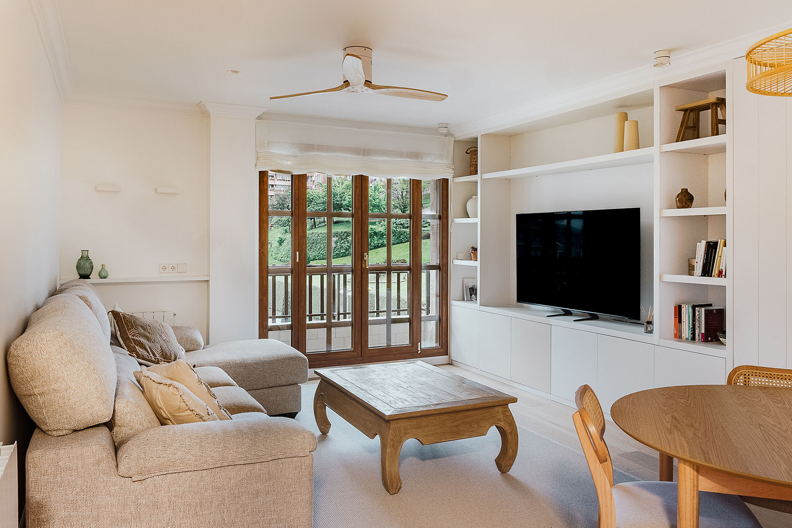 arkitektoa - arkitektura bioklimatikoa - arkitektura estudioa - erreforma integrala - Gipuzkoa - egongela argitsua sofa eta telebistaren altzari integratuarekin