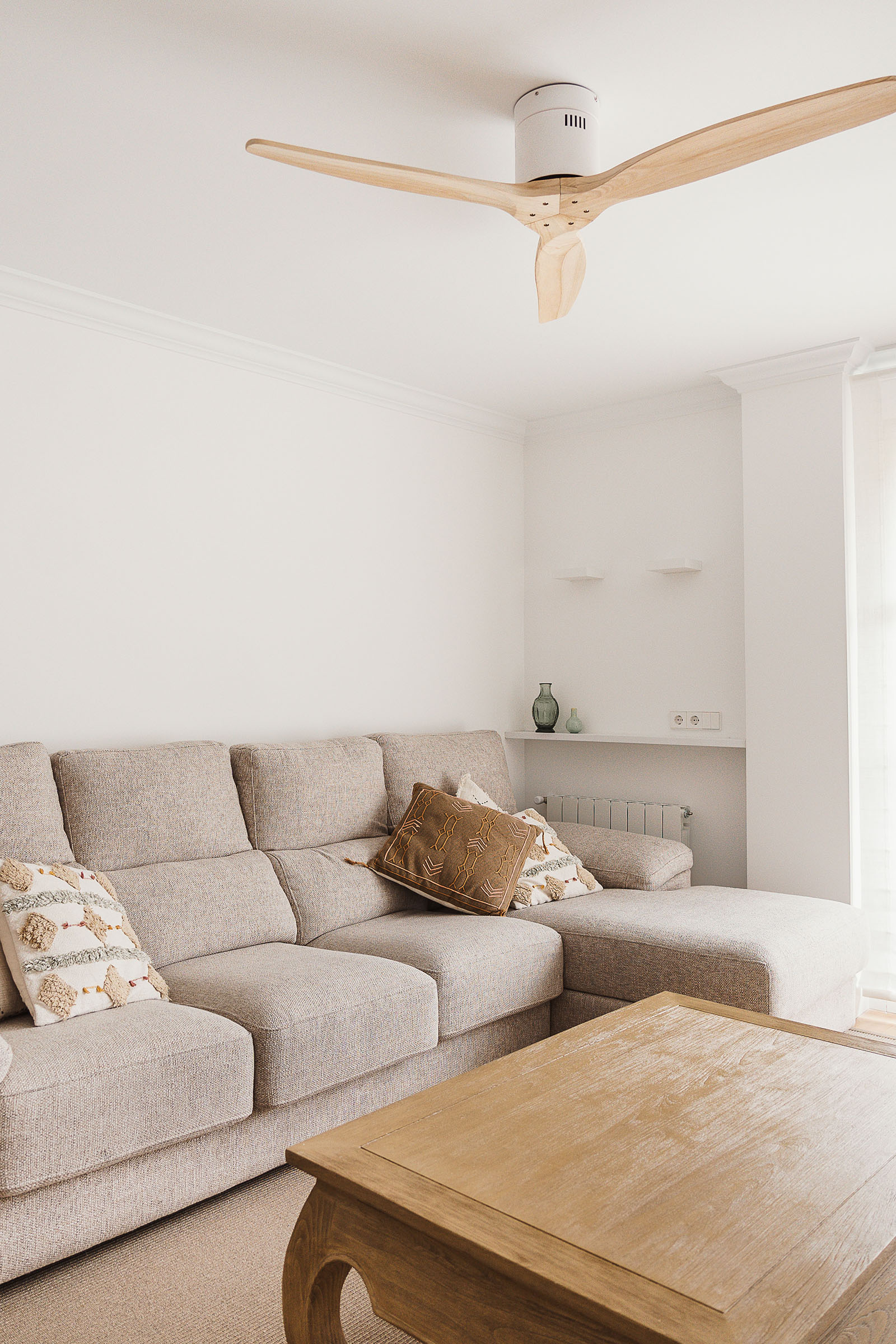 Arquitecto - arquitectura bioclimática - estudio de arquitectura - reforma integral - Guipúzcoa - salón luminoso sofa y mesa de centro de madera