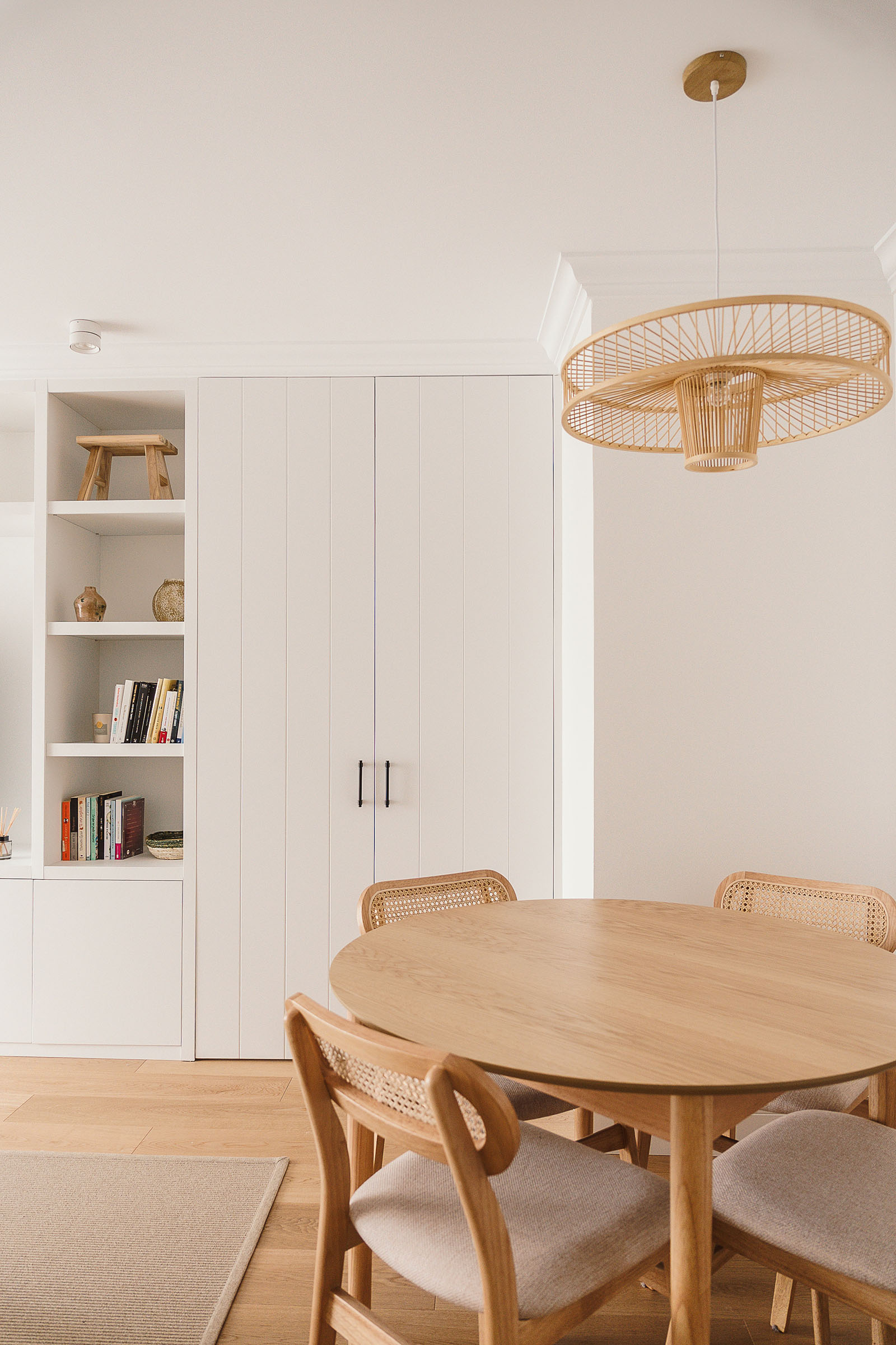 Arquitecto - arquitectura bioclimática - estudio de arquitectura - reforma integral - Guipúzcoa - zona de comedor con mesa redonda en el salón