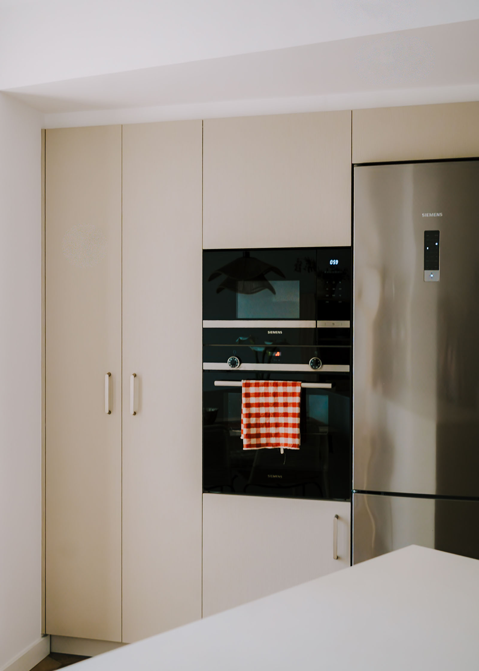 arquitecto - reforma bioclimática - reforma integral - reformas cerca de mi - arquitectura y diseño - salón comedor amplio- armarios altos de cocina con electrodomésticos integrados