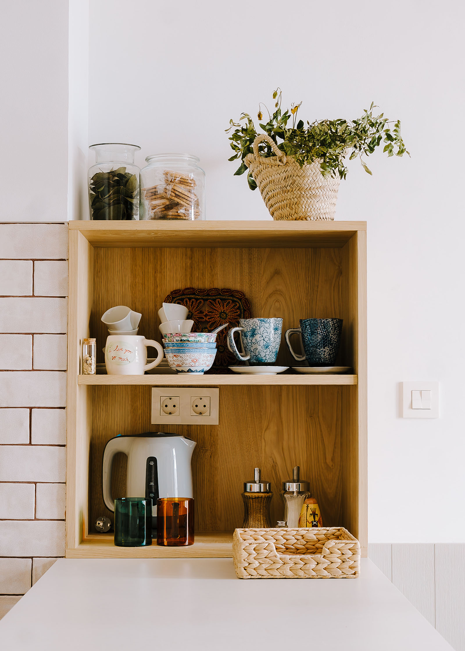 arquitecto - reforma bioclimática - reforma integral - reformas cerca de mi - arquitectura y diseño - salón comedor amplio- detalle de baldas de madera maciza de cocina