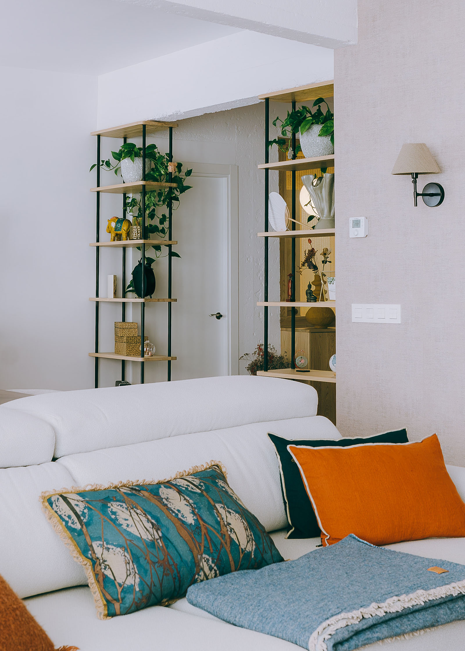 arquitecto - reforma bioclimática - reforma integral - reformas cerca de mi - arquitectura y diseño - baldas de madera y metal en comedor