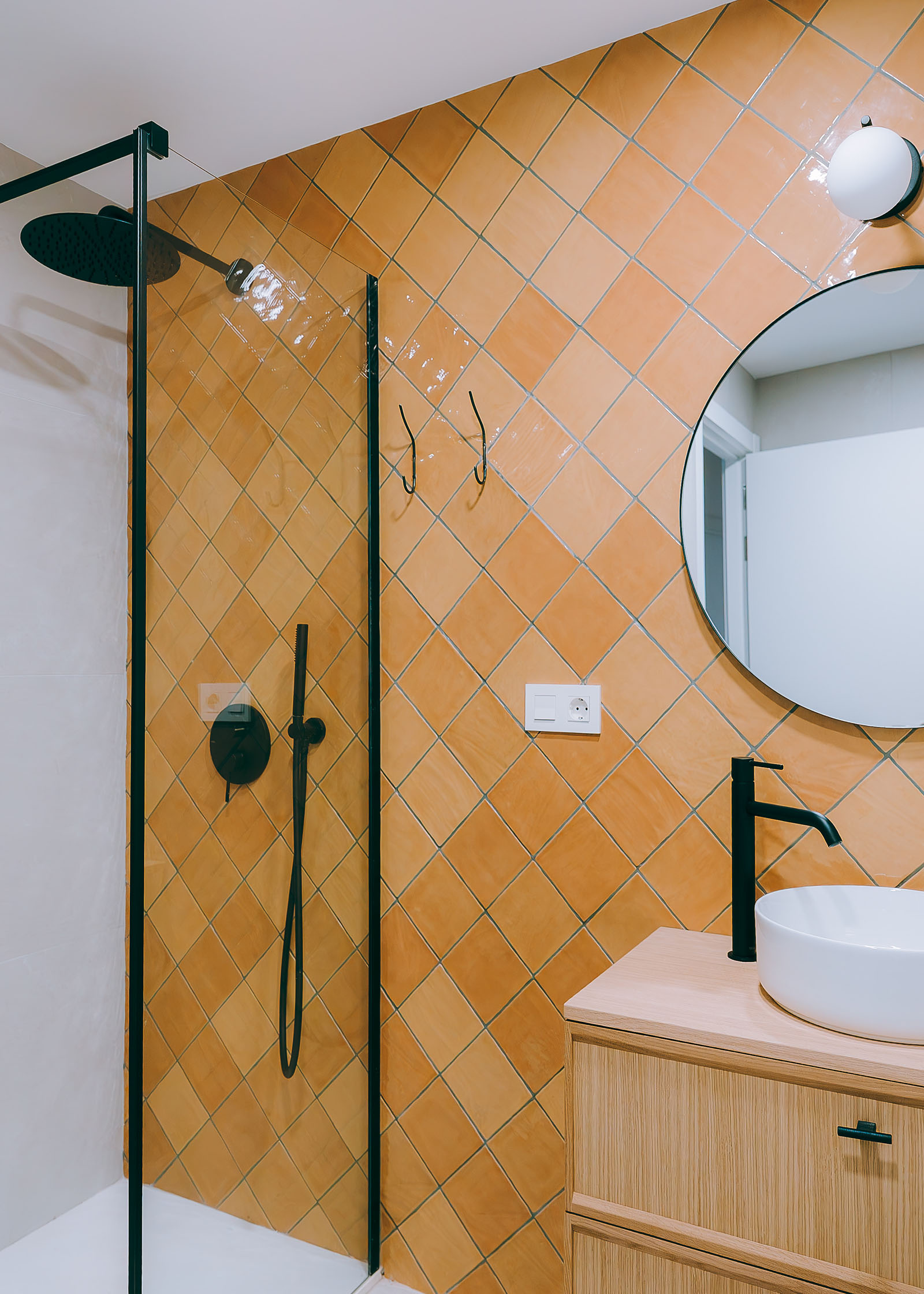 arquitecto - reforma bioclimática - reforma integral - reformas cerca de mi - arquitectura y diseño - diseño de baño colorido con cerámica amarilla y grifería negra