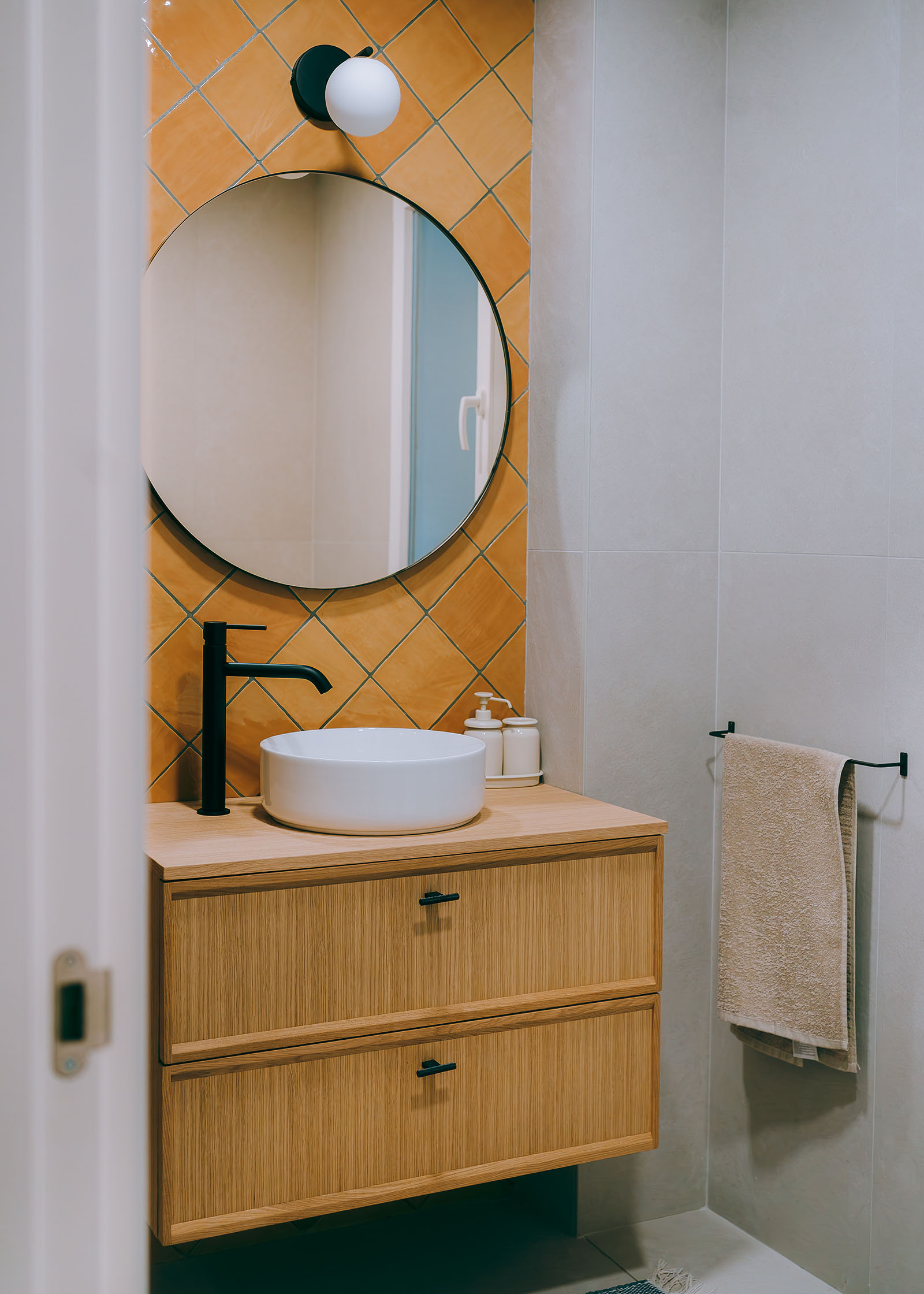 arquitecto - reforma bioclimática - reforma integral - reformas cerca de mi - arquitectura y diseño - baño con cerámica colorida y grifería negra