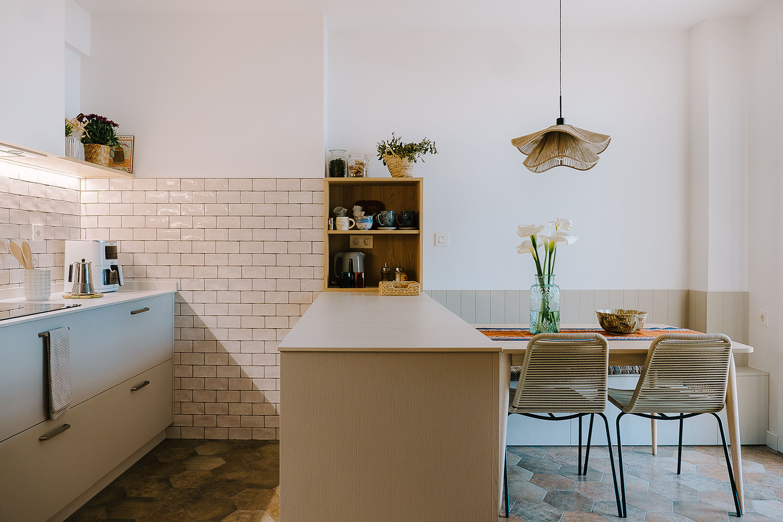 arquitecto - reforma bioclimática - reforma integral - reformas cerca de mi - arquitectura y diseño - salón comedor amplio- cocina amplia con península y mesa de comedor