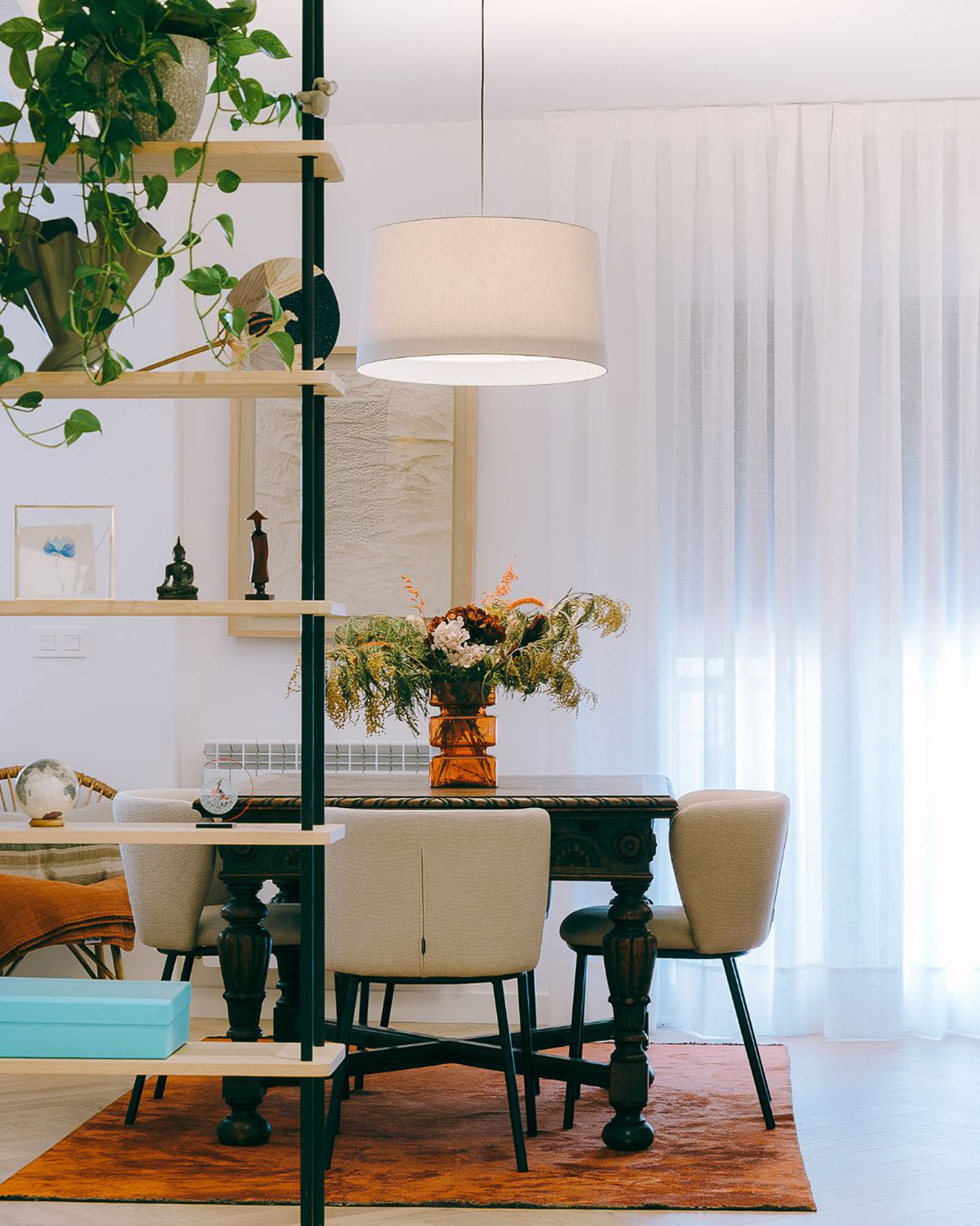 arquitecto - reforma bioclimática - reforma integral - reformas cerca de mi - arquitectura y diseño - salón comedor amplio- comedor clásico con estantería de madera moderna