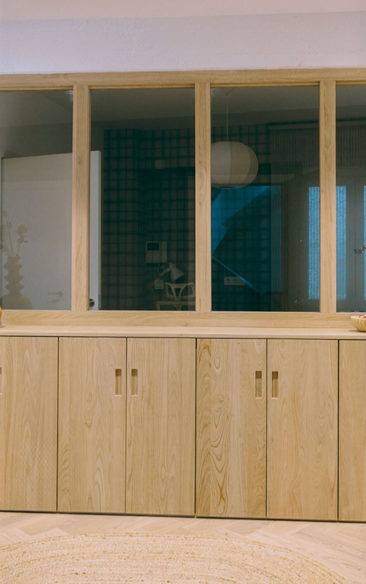 arquitecto - reforma bioclimática - reforma integral - reformas cerca de mi - arquitectura y diseño - salón comedor amplio- cristalera de madera con almacenaje en el recibidor