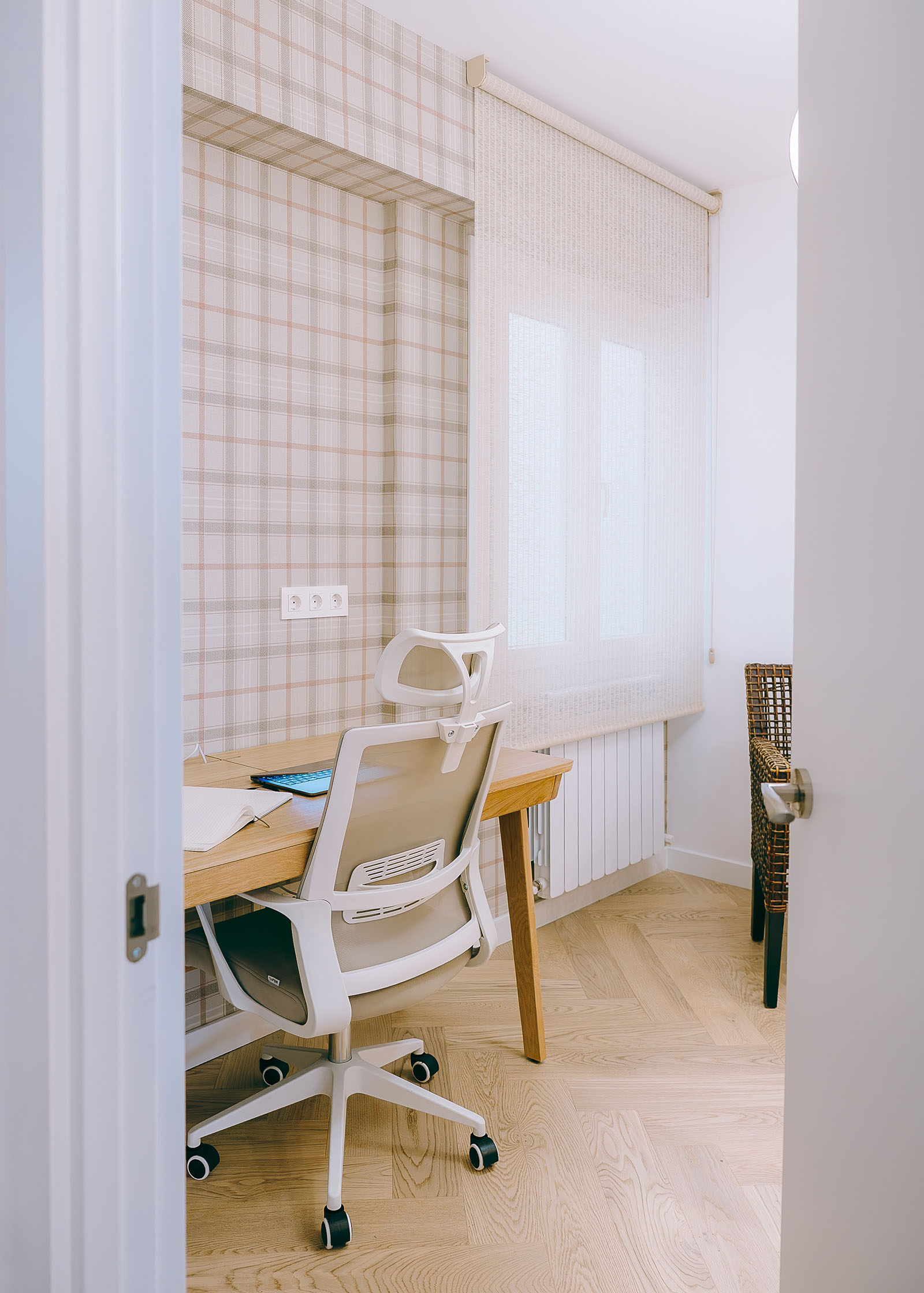 arquitecto - reforma bioclimática - reforma integral - reformas cerca de mi - arquitectura y diseño - despacho con suelo de madera y papel decorativo