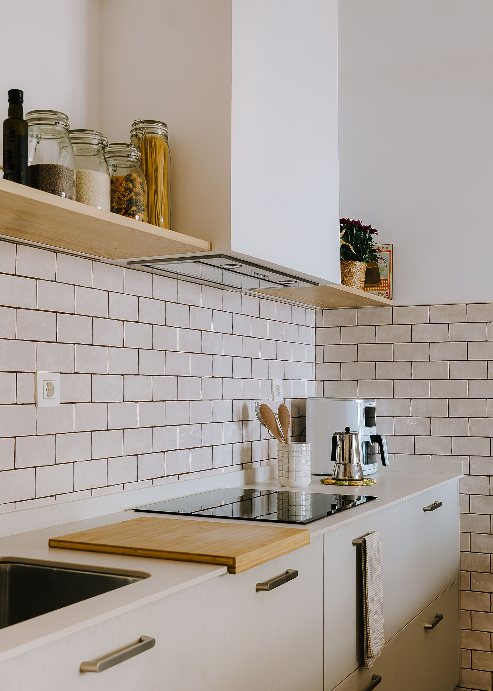arquitecto - reforma bioclimática - reforma integral - reformas cerca de mi - arquitectura y diseño - salón comedor amplio- detalle de frente de cocina con campara de obra