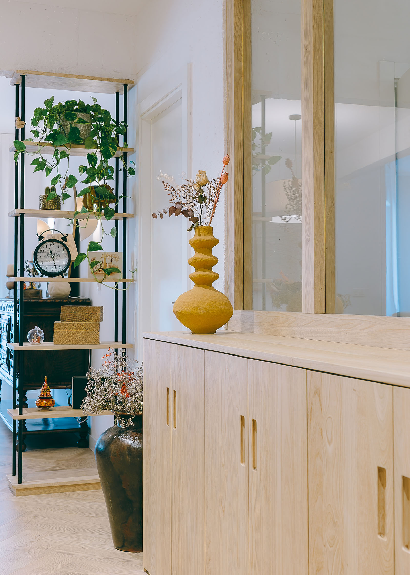 arquitecto - reforma bioclimática - reforma integral - reformas cerca de mi - arquitectura y diseño - salón comedor amplio- detalle de mueble de castaño macizo de distribuidor