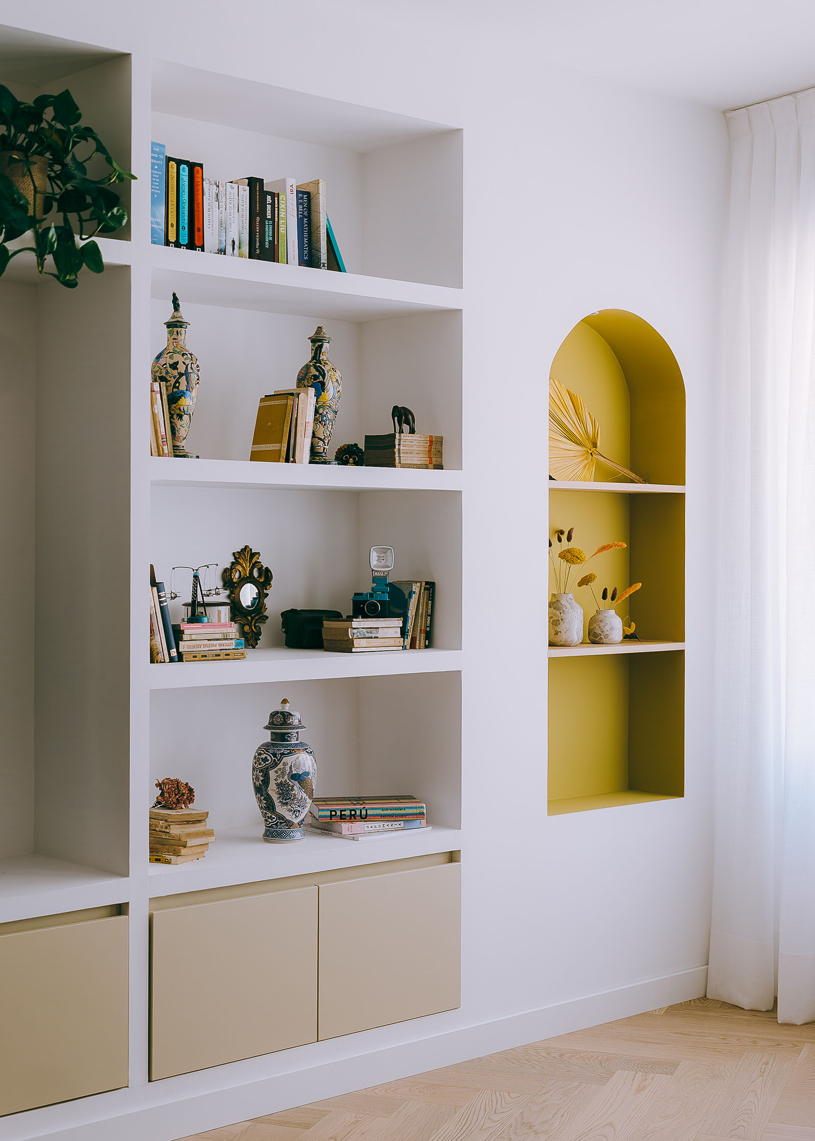 arquitecto - reforma bioclimática - reforma integral - reformas cerca de mi - arquitectura y diseño -detalle con toque de color en frente de almacenaje de salón