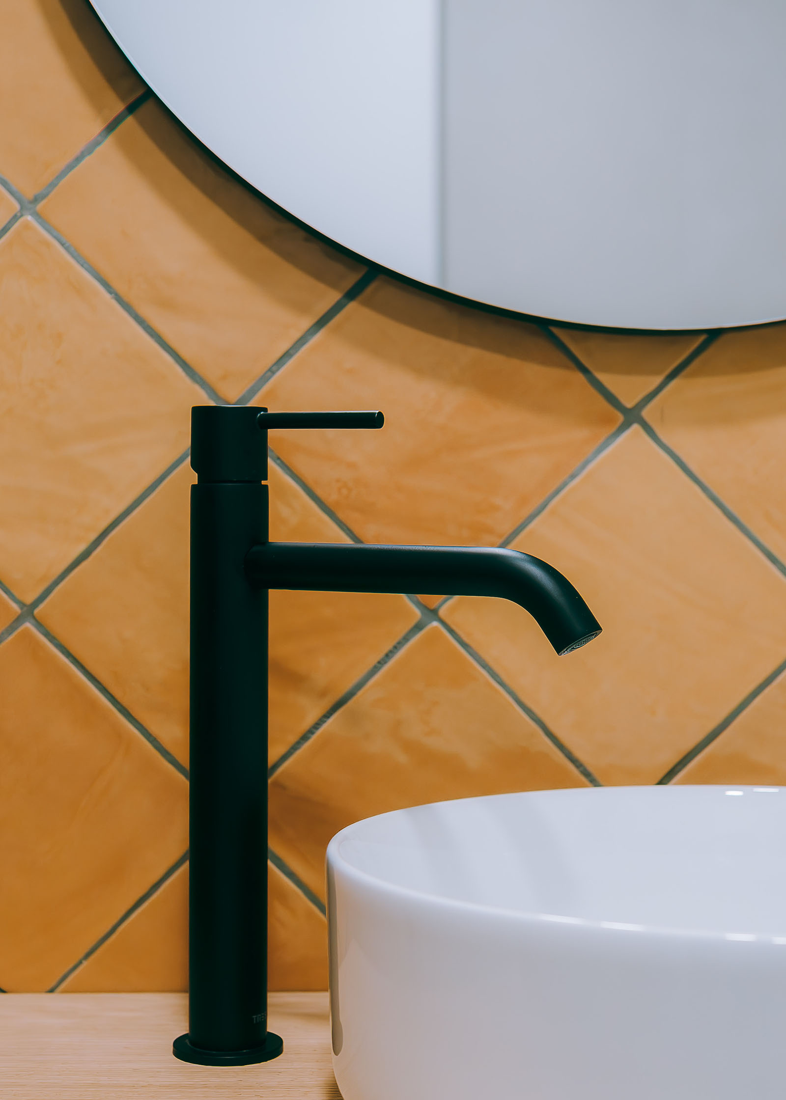 arquitecto - reforma bioclimática - reforma integral - reformas cerca de mi - arquitectura y diseño - detalle grifería negra en baño amarillo