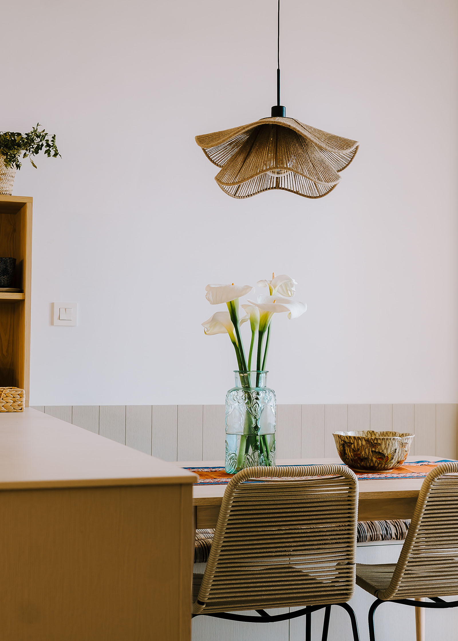 arquitecto - reforma bioclimática - reforma integral - reformas cerca de mi - arquitectura y diseño - salón comedor amplio- detalle mesa de cocina