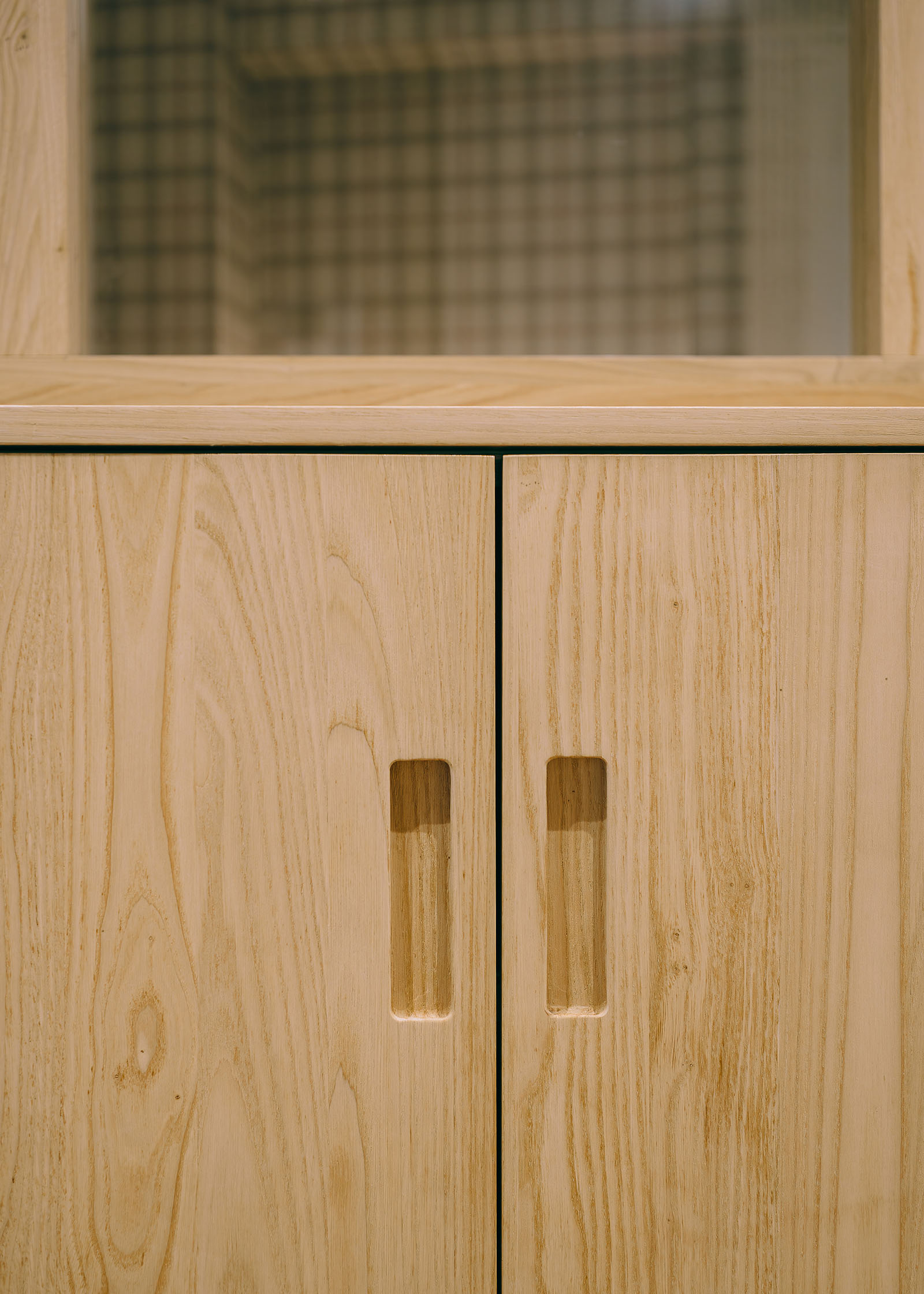 arquitecto - reforma bioclimática - reforma integral - reformas cerca de mi - arquitectura y diseño - detalle de tiradores de mueble recibidor de madera maciza