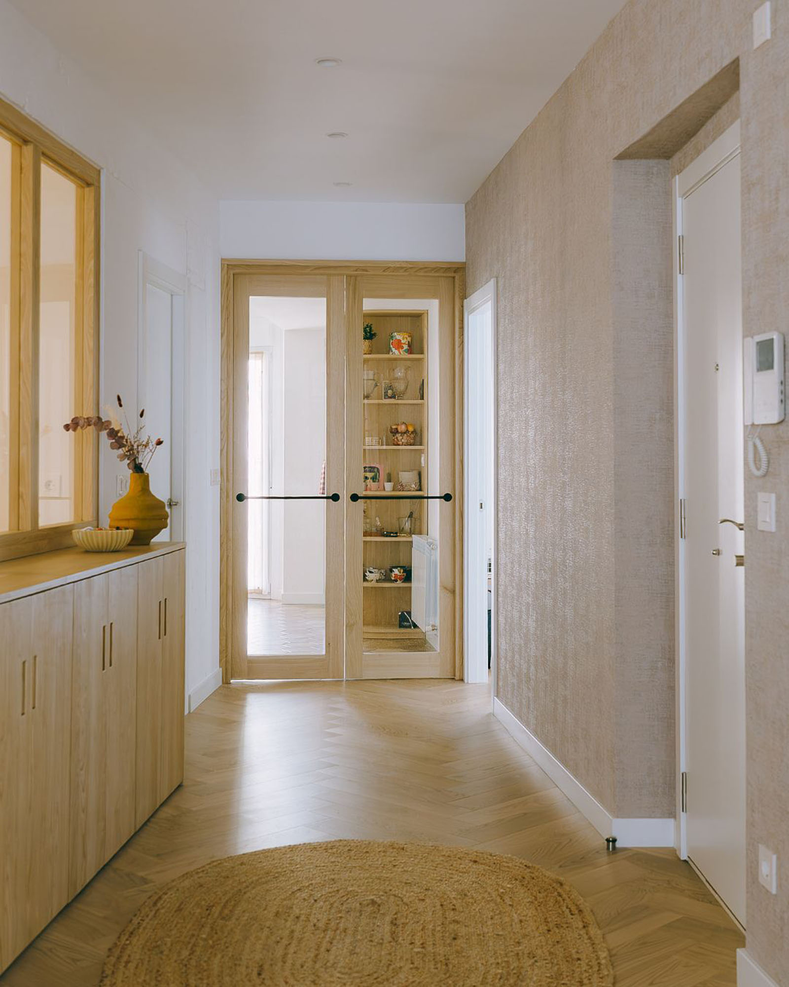 arquitecto - reforma bioclimática - reforma integral - reformas cerca de mi - arquitectura y diseño - salón comedor amplio- distribuidor luminoso con cristalera de madera