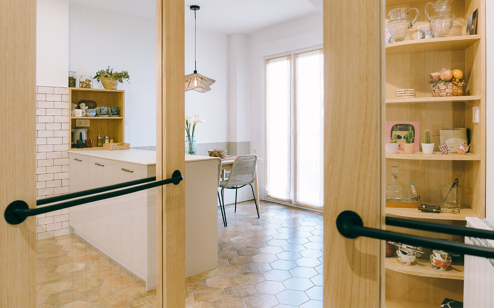 arquitecto - reforma bioclimática - reforma integral - reformas cerca de mi - arquitectura y diseño - salón comedor amplio- entrada en cocina por puerta doble de cristal