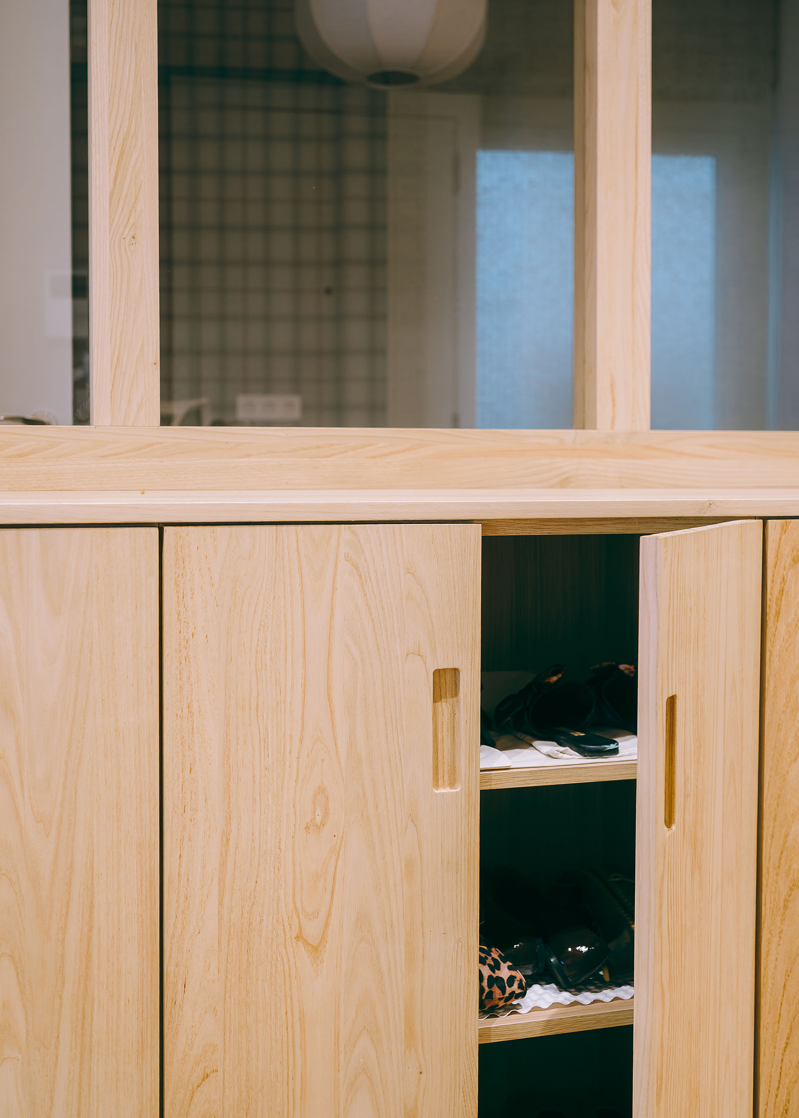 arquitecto - reforma bioclimática - reforma integral - reformas cerca de mi - arquitectura y diseño - detalle de mueble zapatero de recibidor de madera maciza