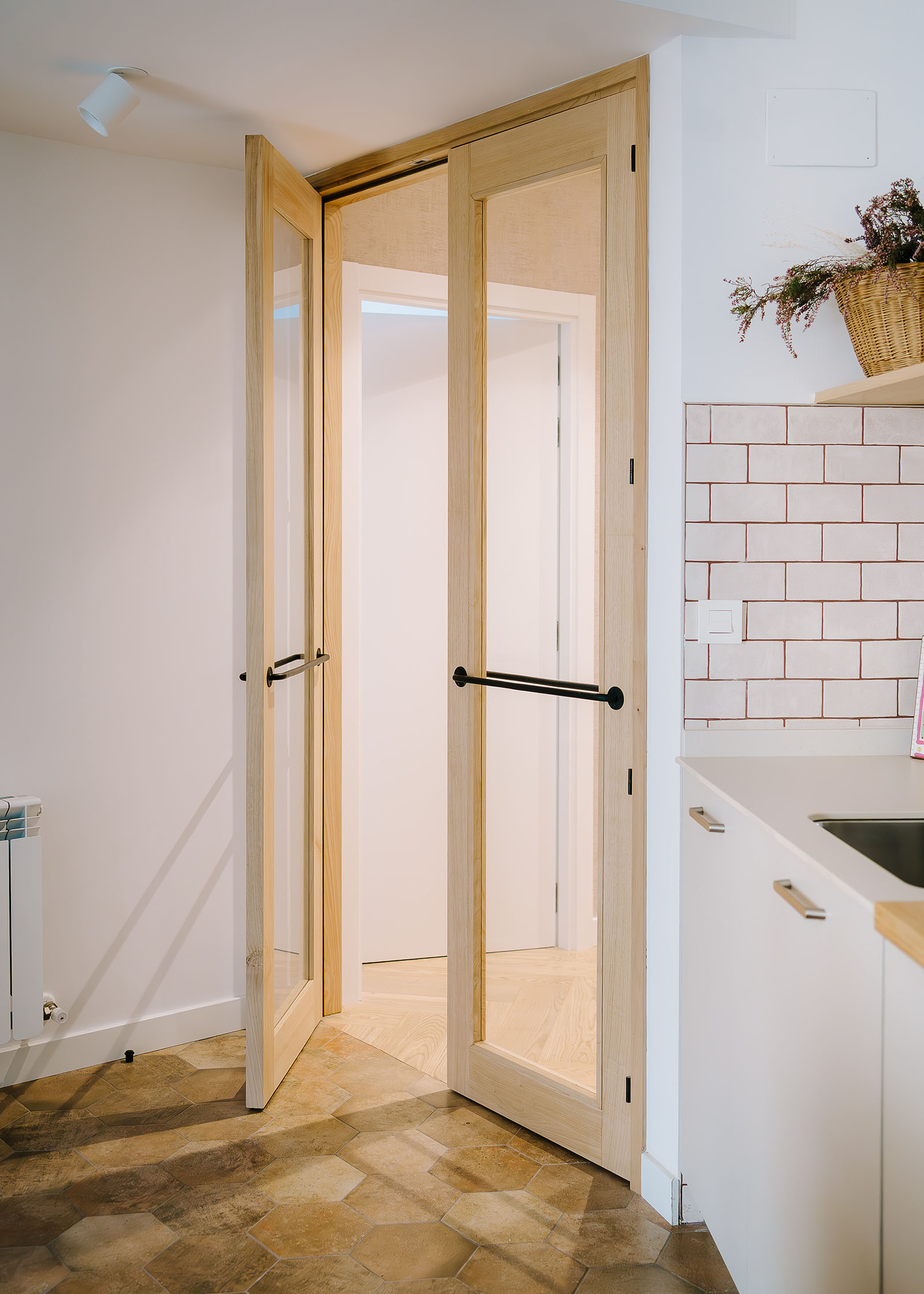 arquitecto - reforma bioclimática - reforma integral - reformas cerca de mi - arquitectura y diseño - salón comedor amplio- puerta de cocina de madera y cristal