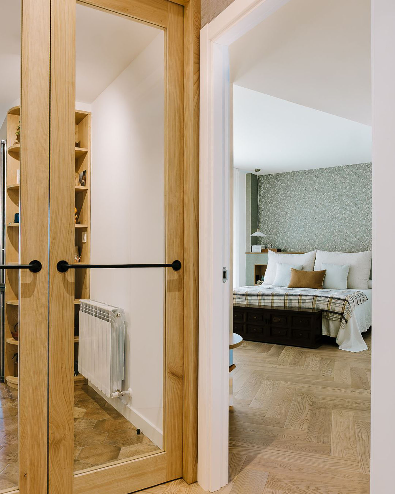 arquitecto - reforma bioclimática - reforma integral - reformas cerca de mi - arquitectura y diseño - puertas cocina y dormitorio y suelo de espiga de madera