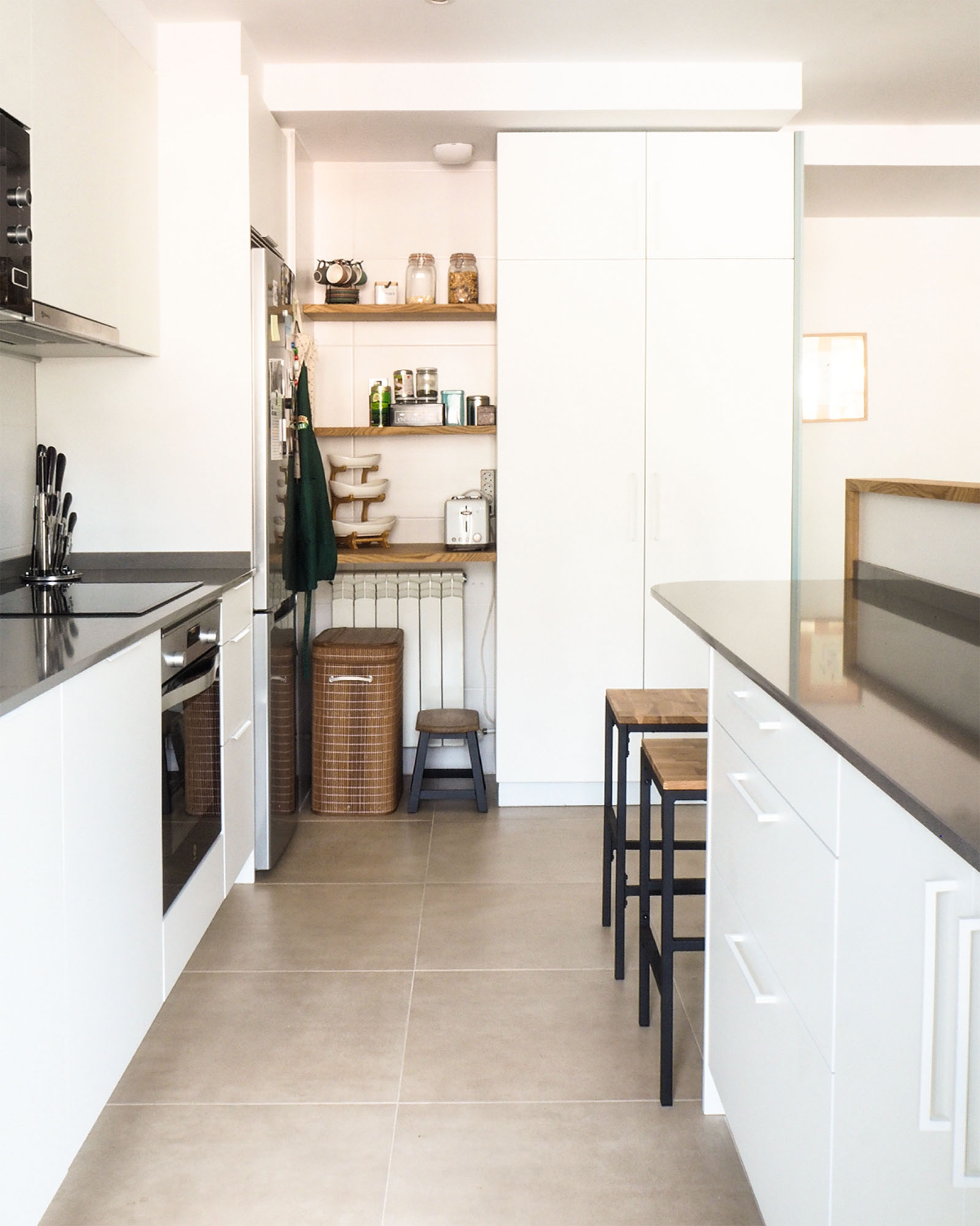 Reforma de vivienda juvenil, luminosa y colorida con con cocina de tonos claros