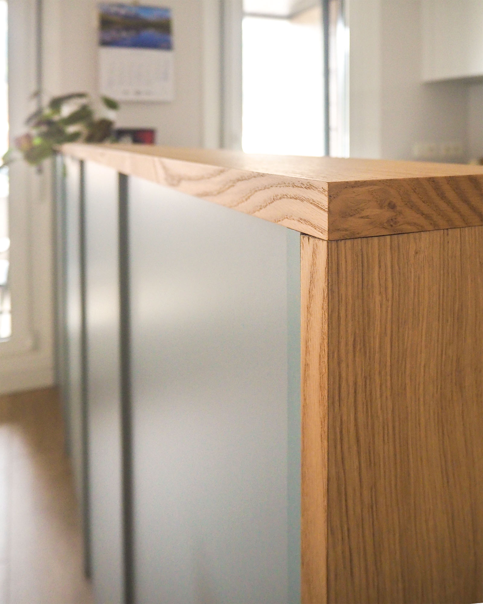 Reforma de vivienda juvenil, luminosa y colorida con detalle de barra de madera natural