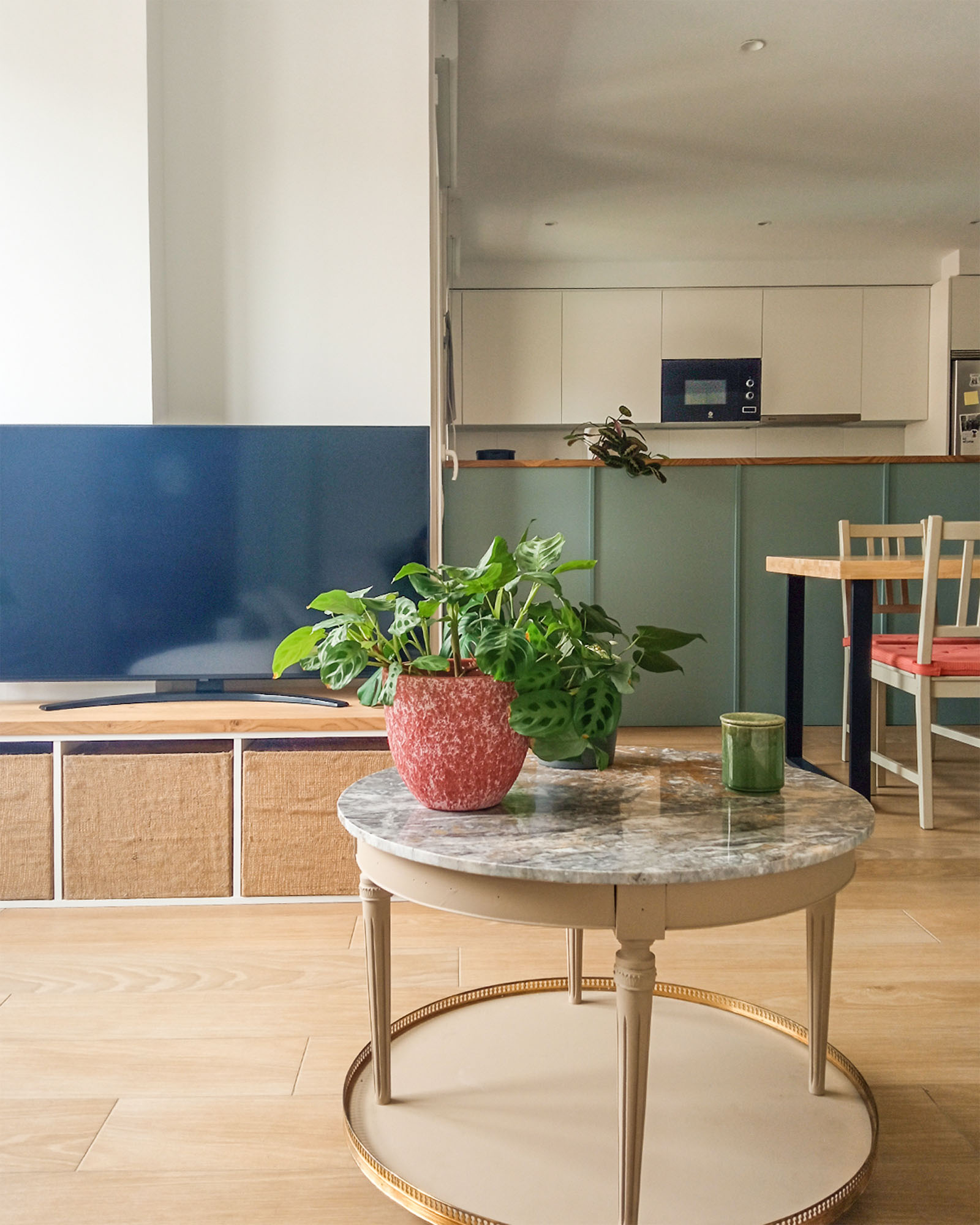 Reforma de vivienda juvenil, luminosa y colorida , zona de televisión abierta