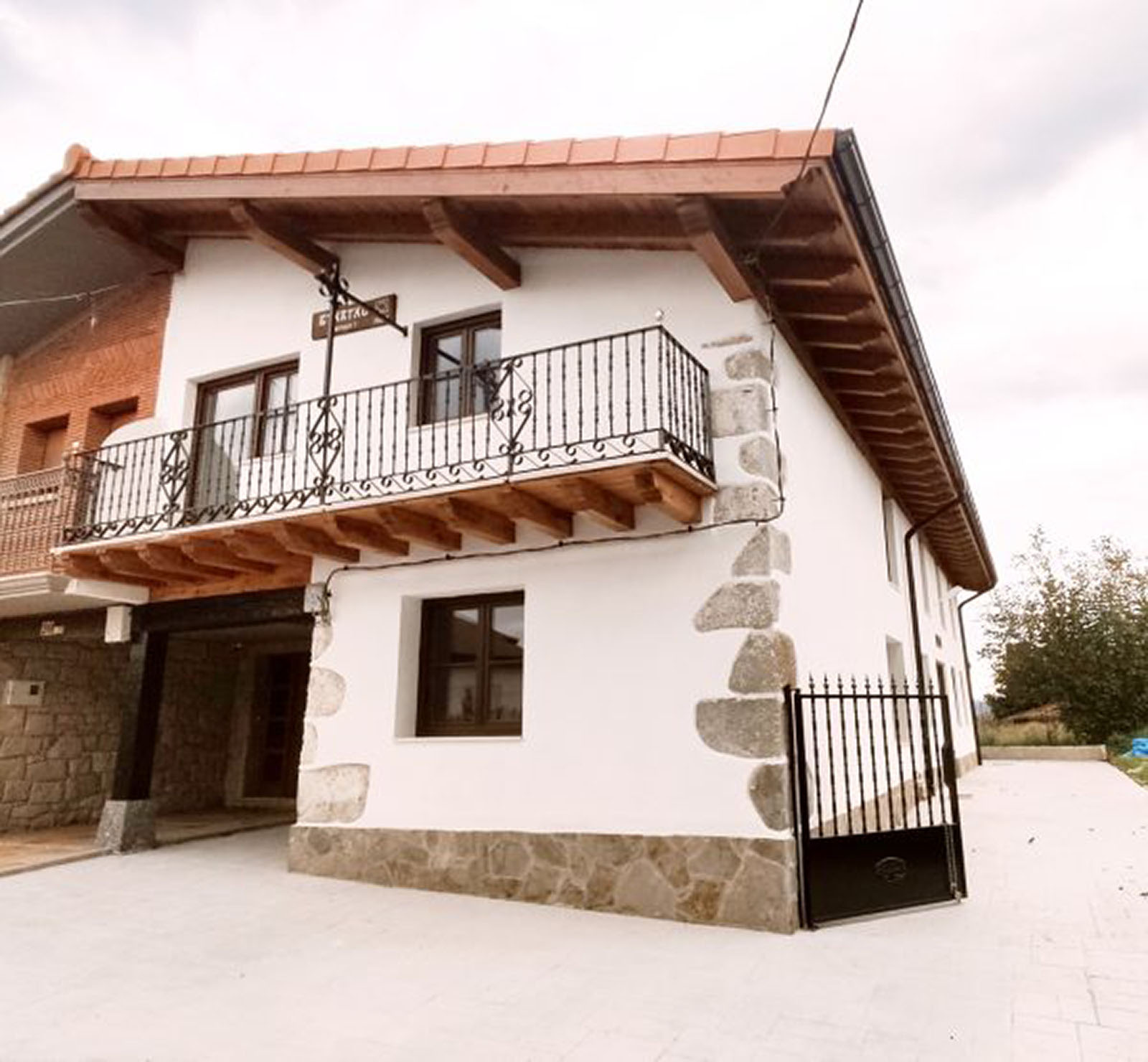 baserria - baserri birgaitzea - erreforma integrala - arkitektoa - zurezko arkitektura - arkitektura bioklimatikoa - balkoidun baserria