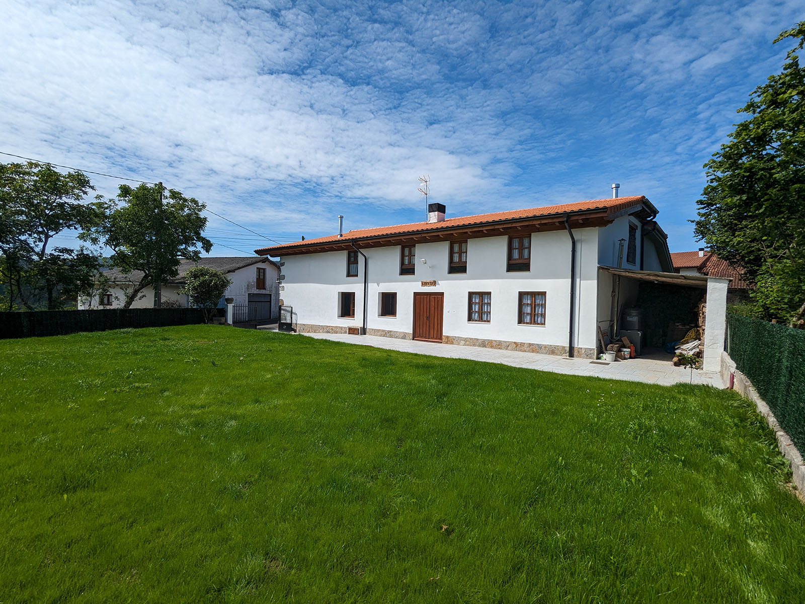 reforma casa - reforma integral - arquitecto - arquitectura madera - arquitectura bioclimática - fachada de caserío de madera con jardín