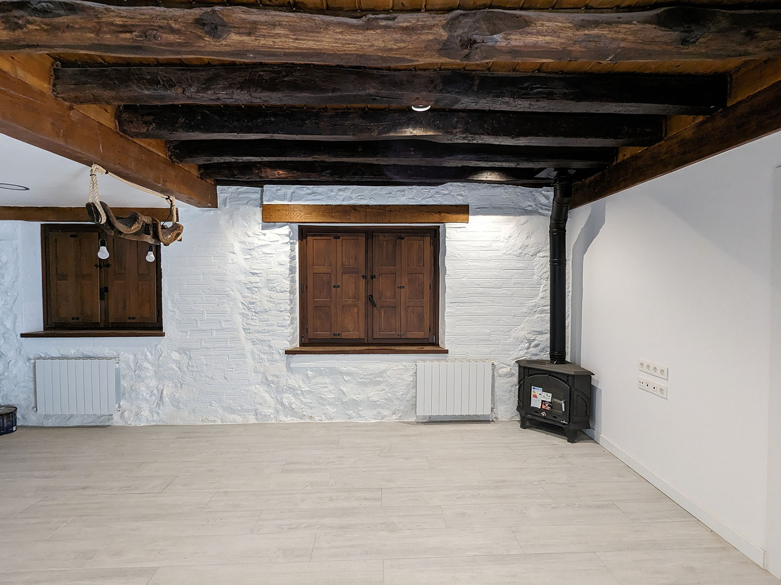 reforma casa - reforma integral - arquitecto - arquitectura madera - arquitectura bioclimática - caserío reformado con estructura de madera original y chimenea en el salón