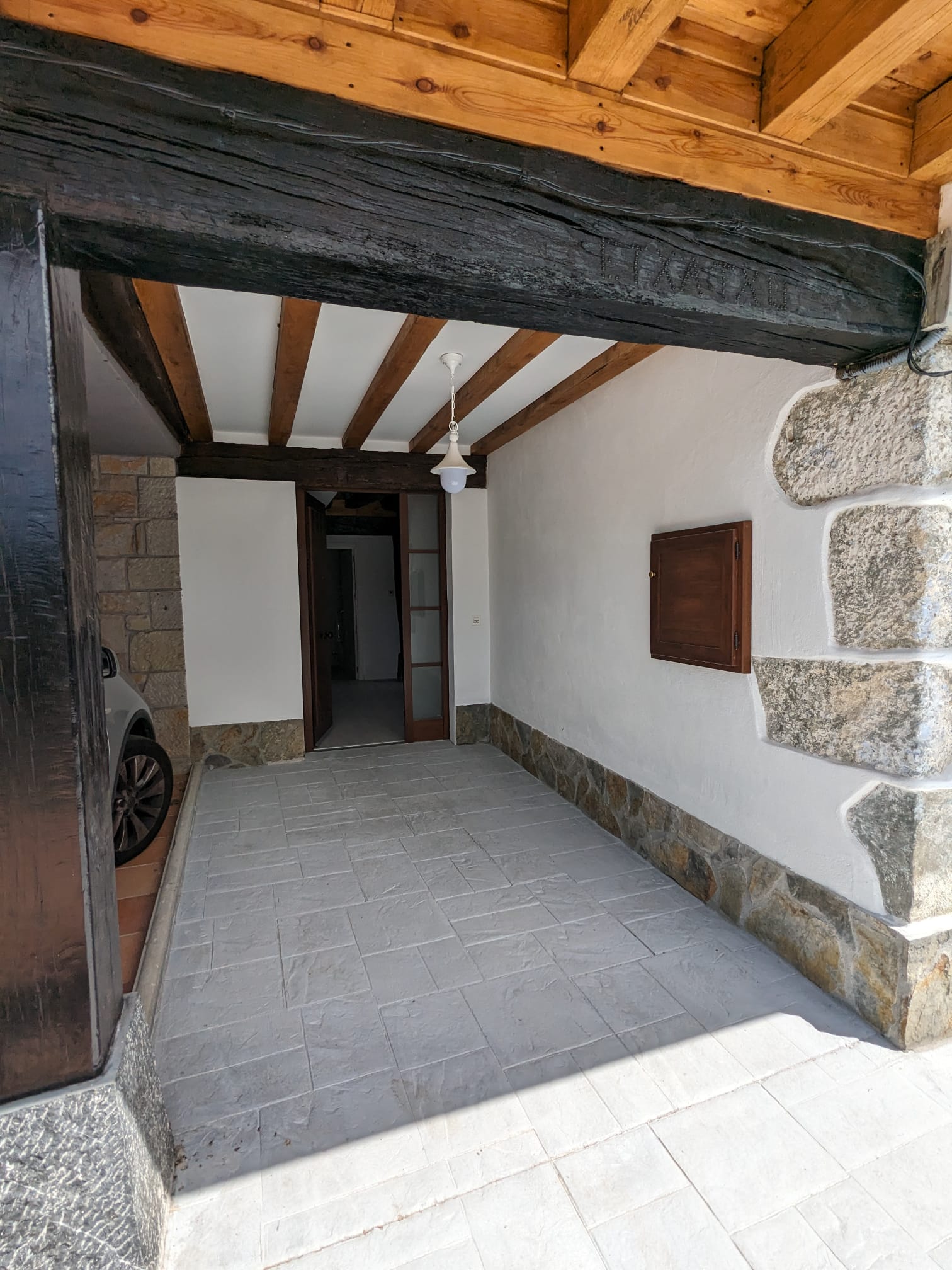 reforma casa - reforma integral - arquitecto - arquitectura madera - arquitectura bioclimática - entrada de caserío rehabilitado por el porche