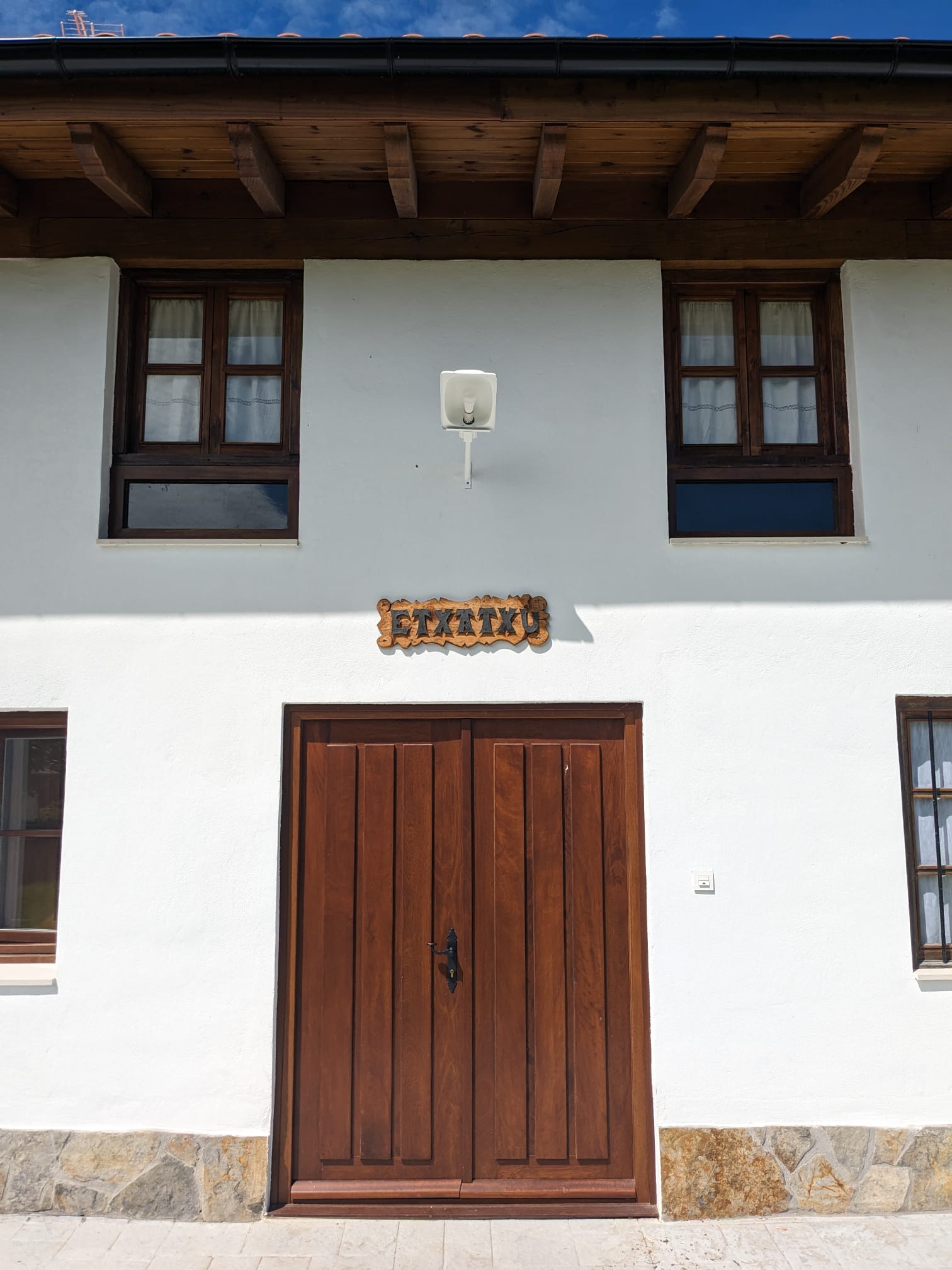 reforma casa - reforma integral - arquitecto - arquitectura madera - arquitectura bioclimática - fachada de cal con puerta de madera de caserío